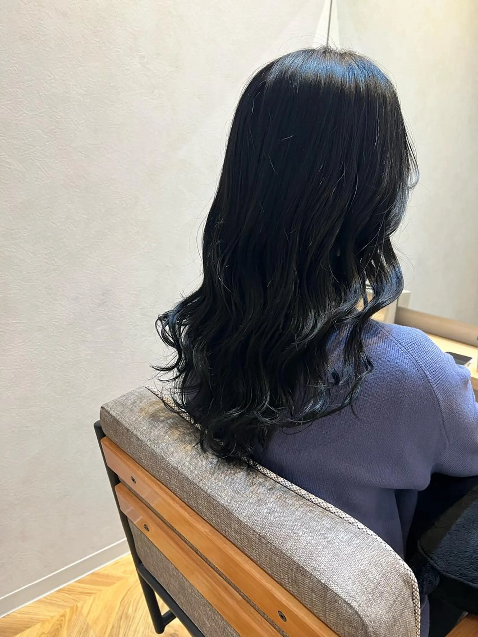 ロング カラー バレイヤージュ 黒髪 ブリーチ ブルーカラー ブルーブラック ヘアカラー トリートメント "今"だけでない美髪 KOTOMIのヘアスタイル