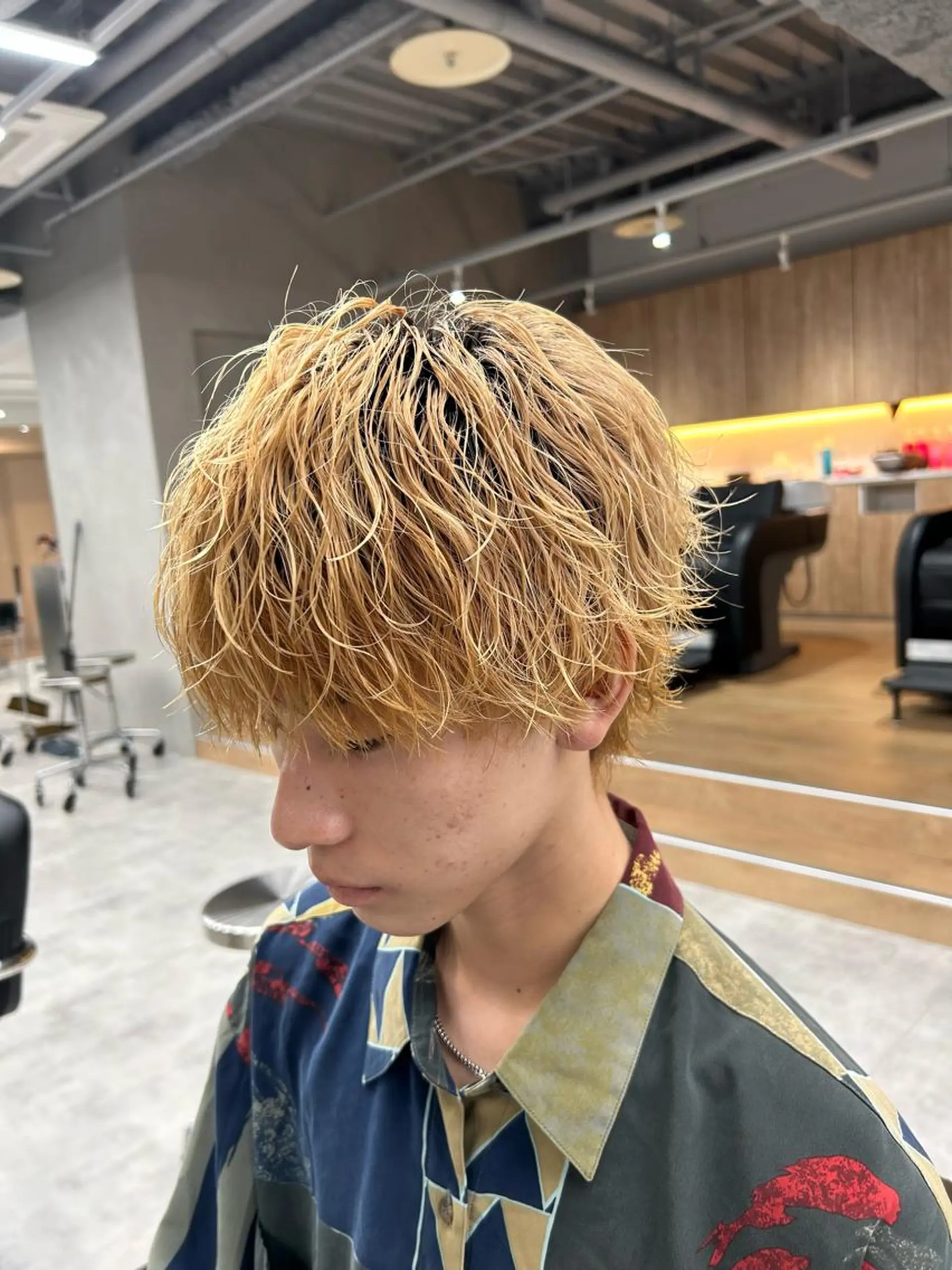 カラー パーマ メンズ メンズブリーチ 波巻きパーマ ブリーチ カット ヘアカラー メンズパーマ/波巻き 新潟/万代/夏芽🎀のヘアスタイル
