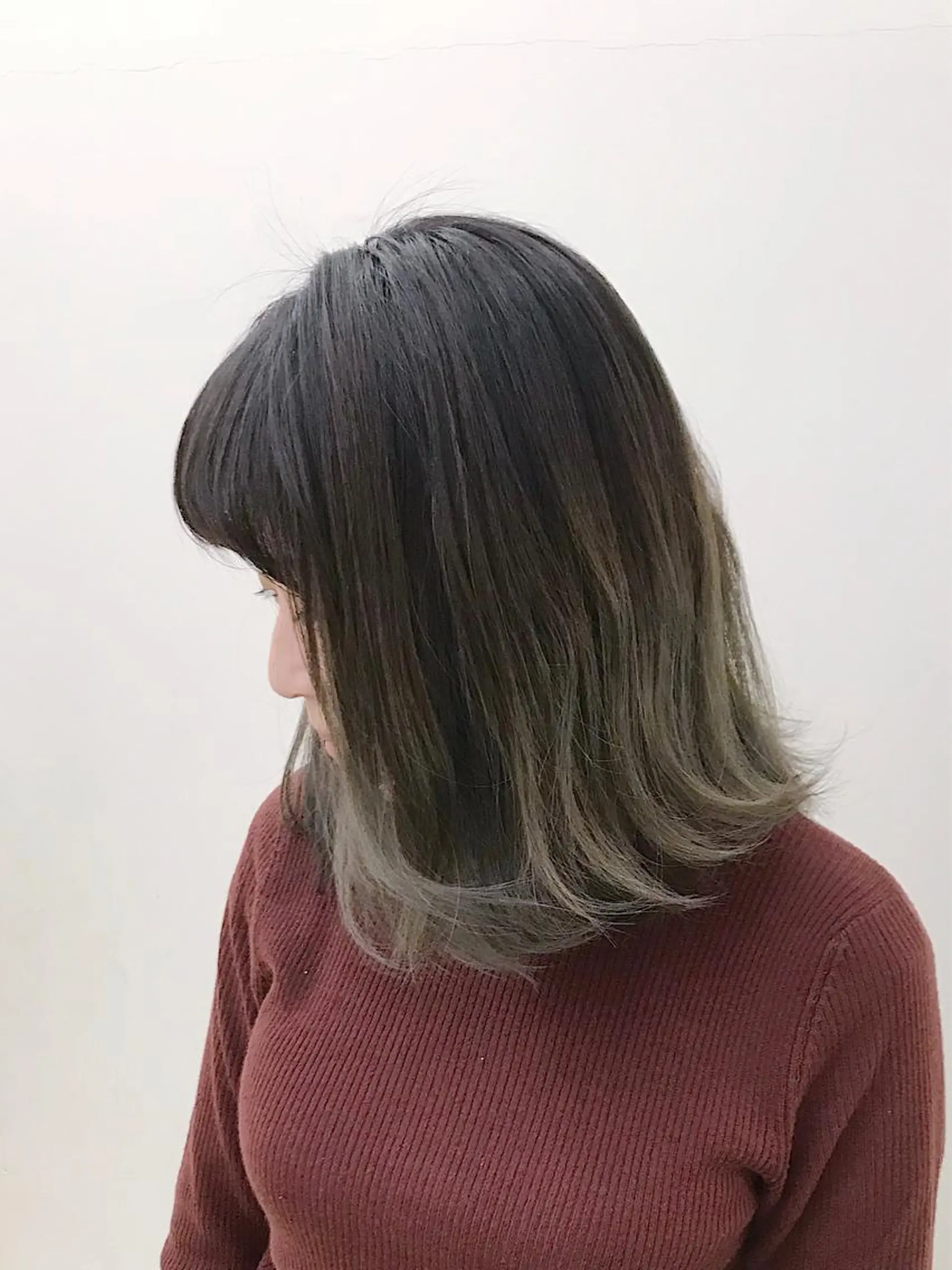 セミロング カラー アッシュ ブリーチ 透明感カラー グラデーションカラー ヘアカラー ブリーチカラー/ 岩破瑞希のヘアスタイル