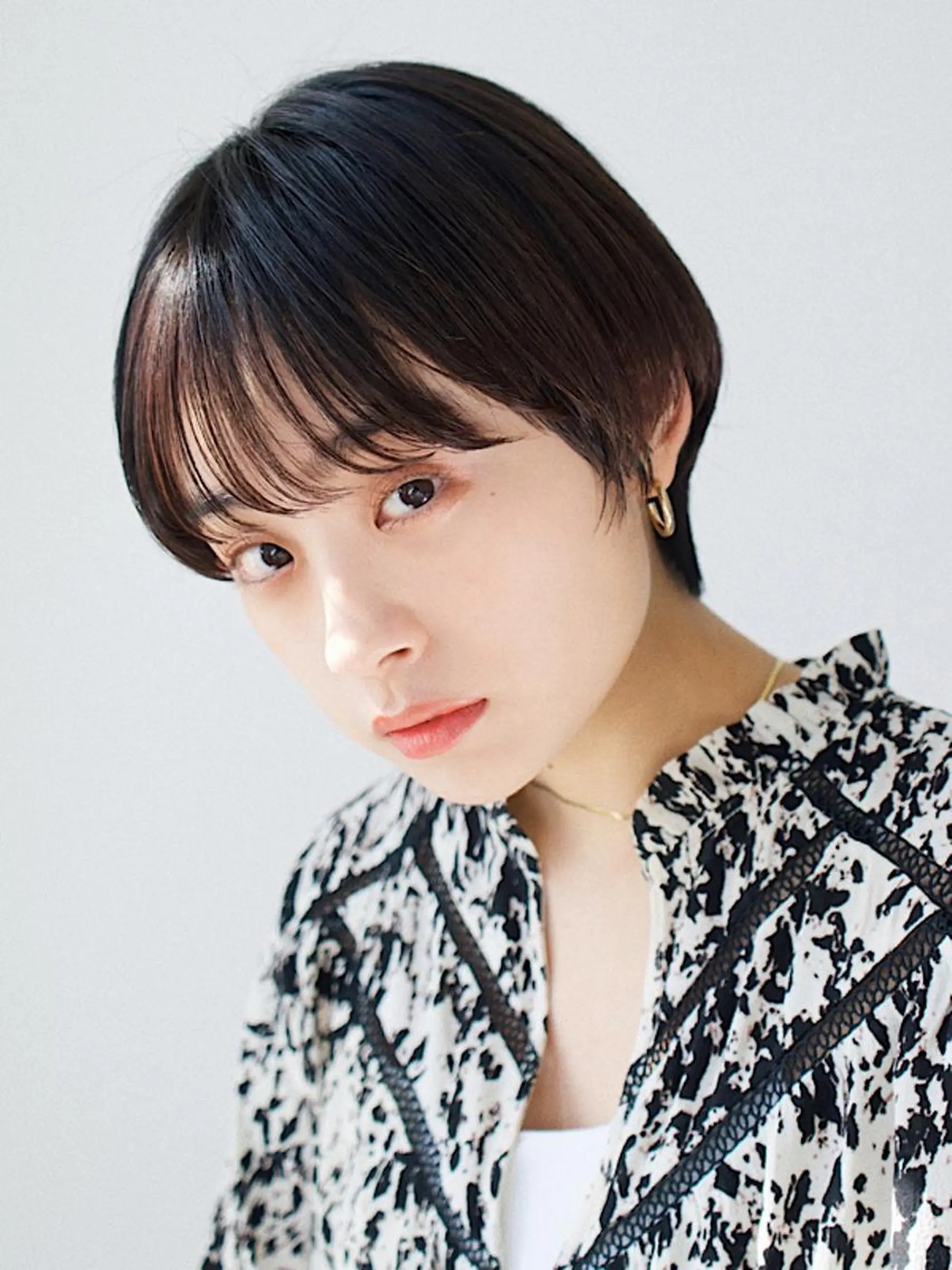 ショート 切りっぱなしボブ ショートボブ ボブ ハイライト シースルーバング 似合わせ/茅ヶ崎 スズキ タクマのヘアスタイル