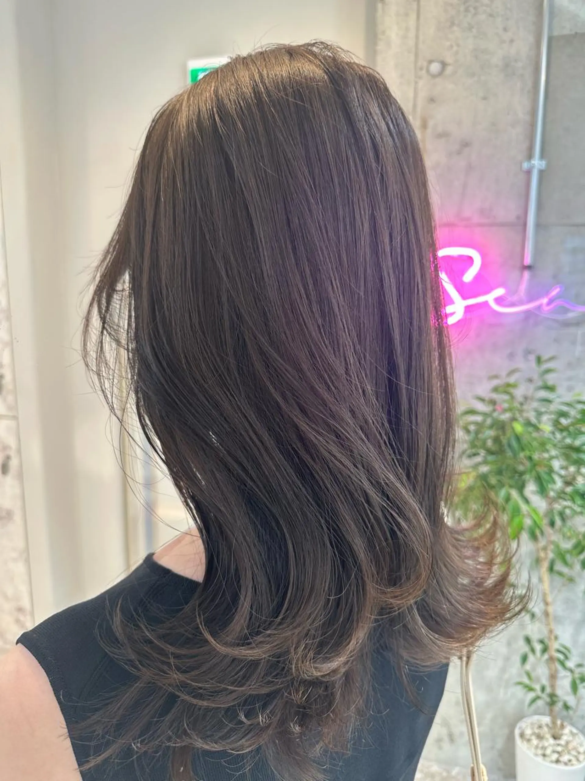 ミディアム ボブレイヤー アッシュ ボブ くびれヘア 天使の羽バング・フェザーバング カット ヘアカラー トリートメント ヘッドスパ ヘアセット 韓国レイヤー/透明感 カラー/髪質改善角所のヘアスタイル
