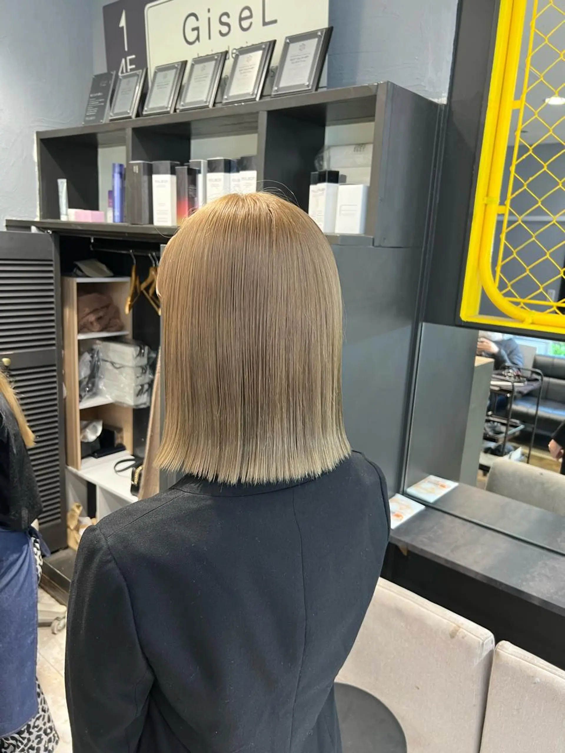 ミディアム ヘアカラー maya レイヤーカットのヘアスタイル