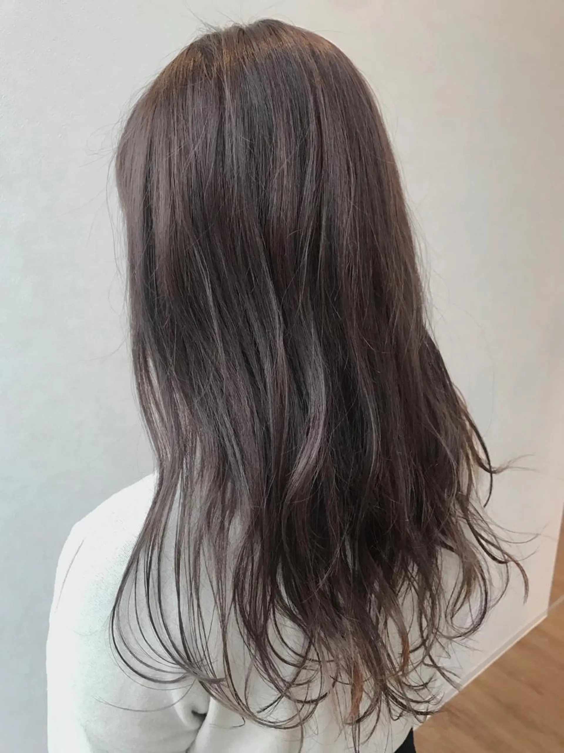 ロング カラー アッシュ ブリーチ 透明感カラー ラベンダーカラー ラベンダーアッシュ AGU akariのヘアスタイル