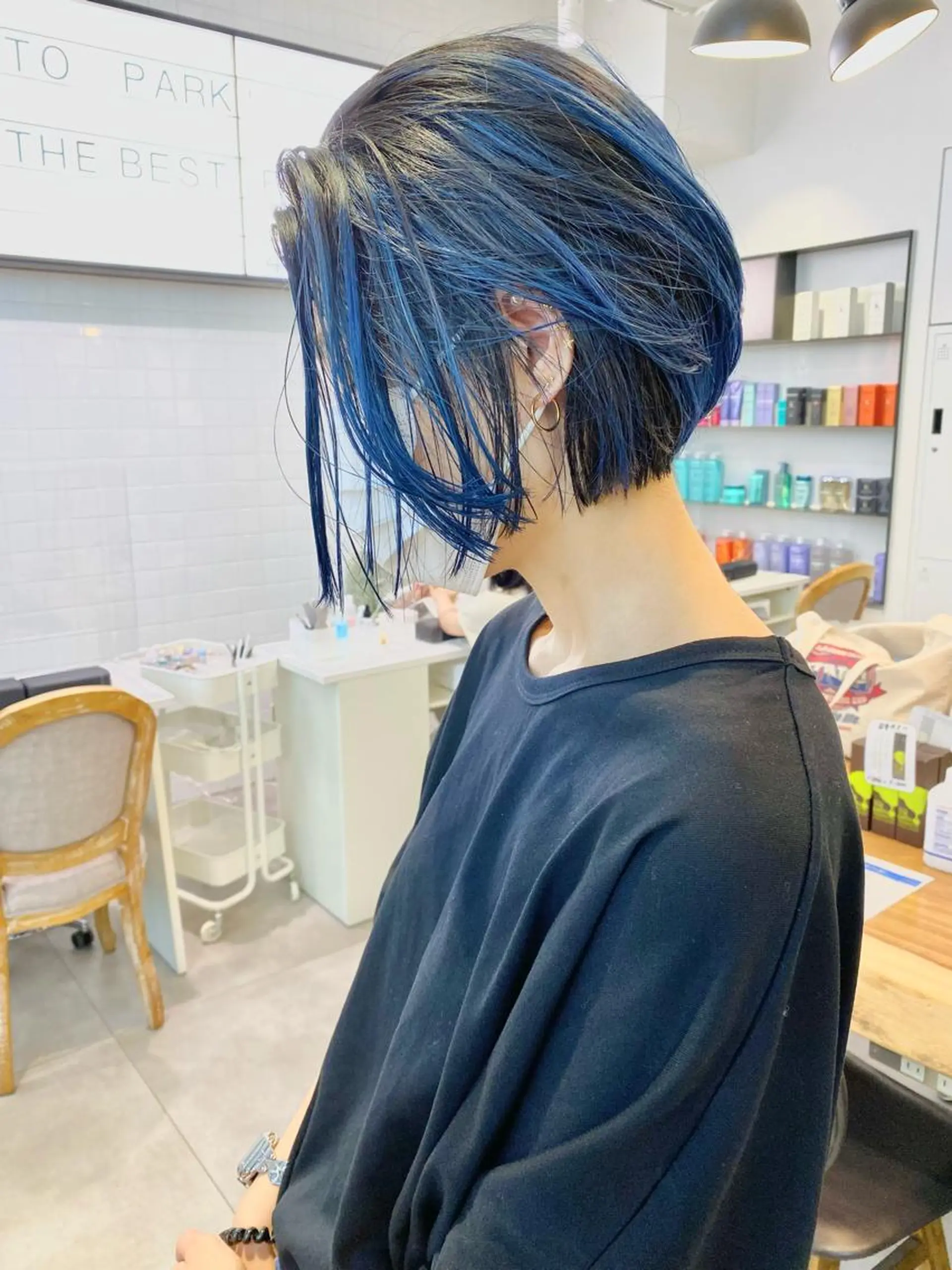 ショート カラー ハイトーンカラー ネイビーカラー Kureha/ネイル レイヤー/酸性縮毛のヘアスタイル