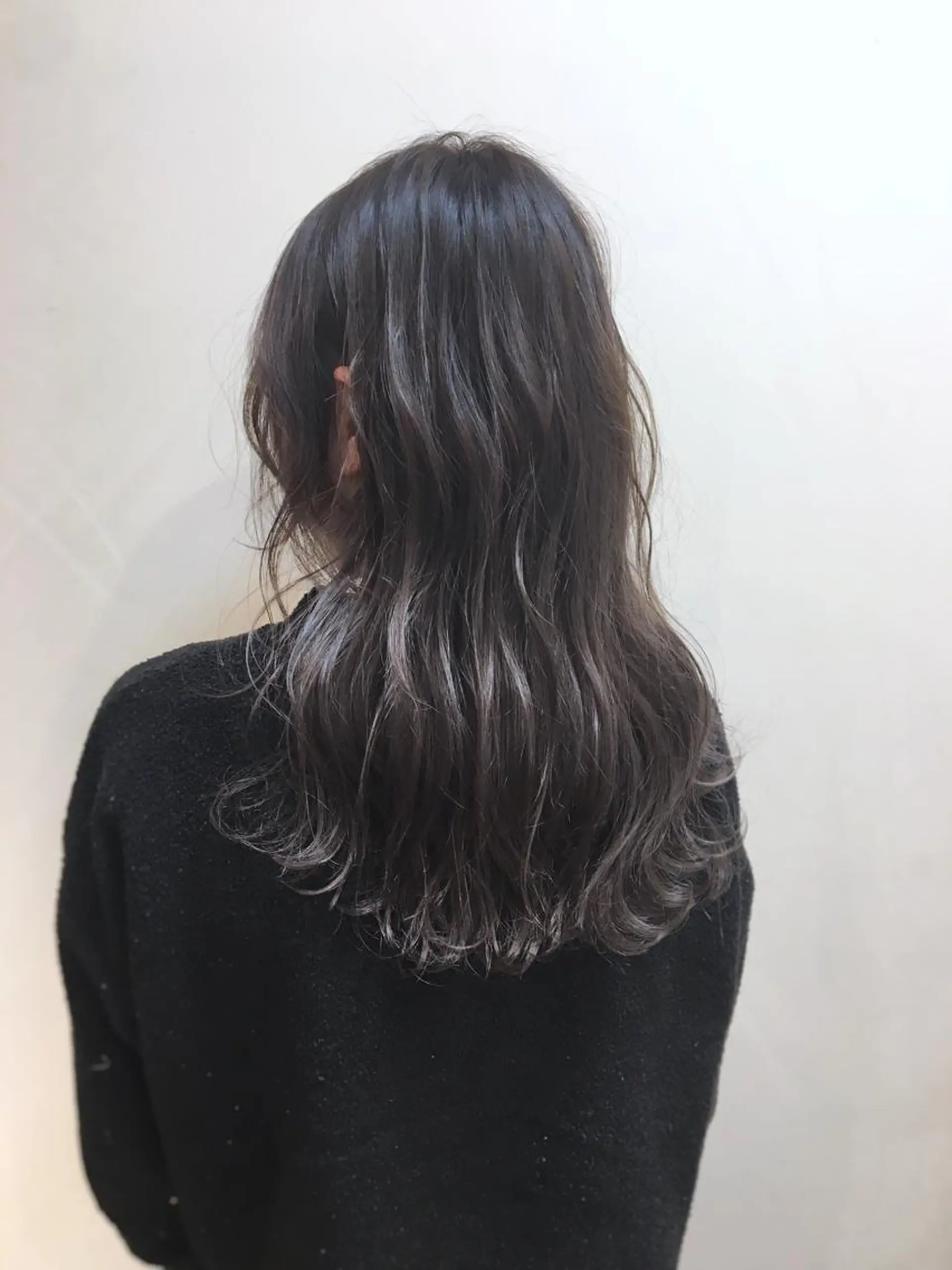 セミロング カラー グレージュ ハイライトカラー シルバー シルバーグレージュ ハイライト ケアブリーチ 坪井佑樹のヘアスタイル