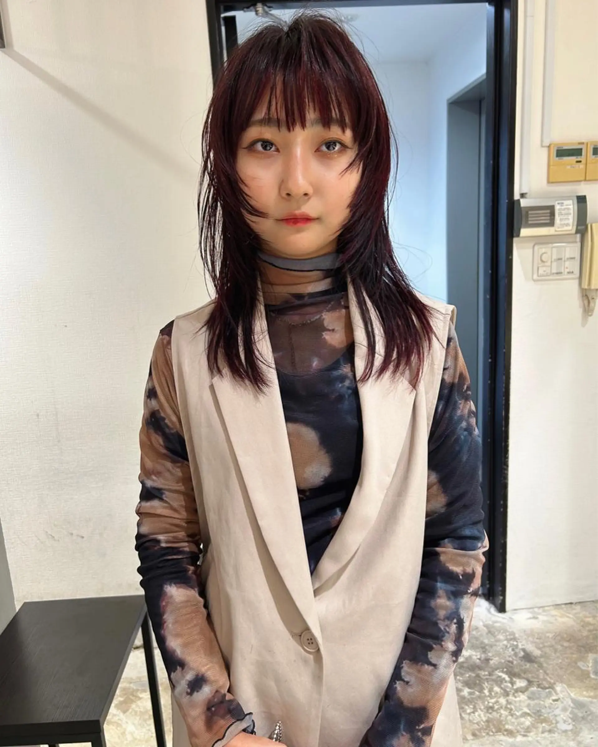 セミロング カラー ボルドーカラー ハイライトカラー ハイライト レイヤーカット ウルフカット カット ヘアカラー トリートメント Loom.所属・村上雅人 ナチュラルモードのヘアスタイル