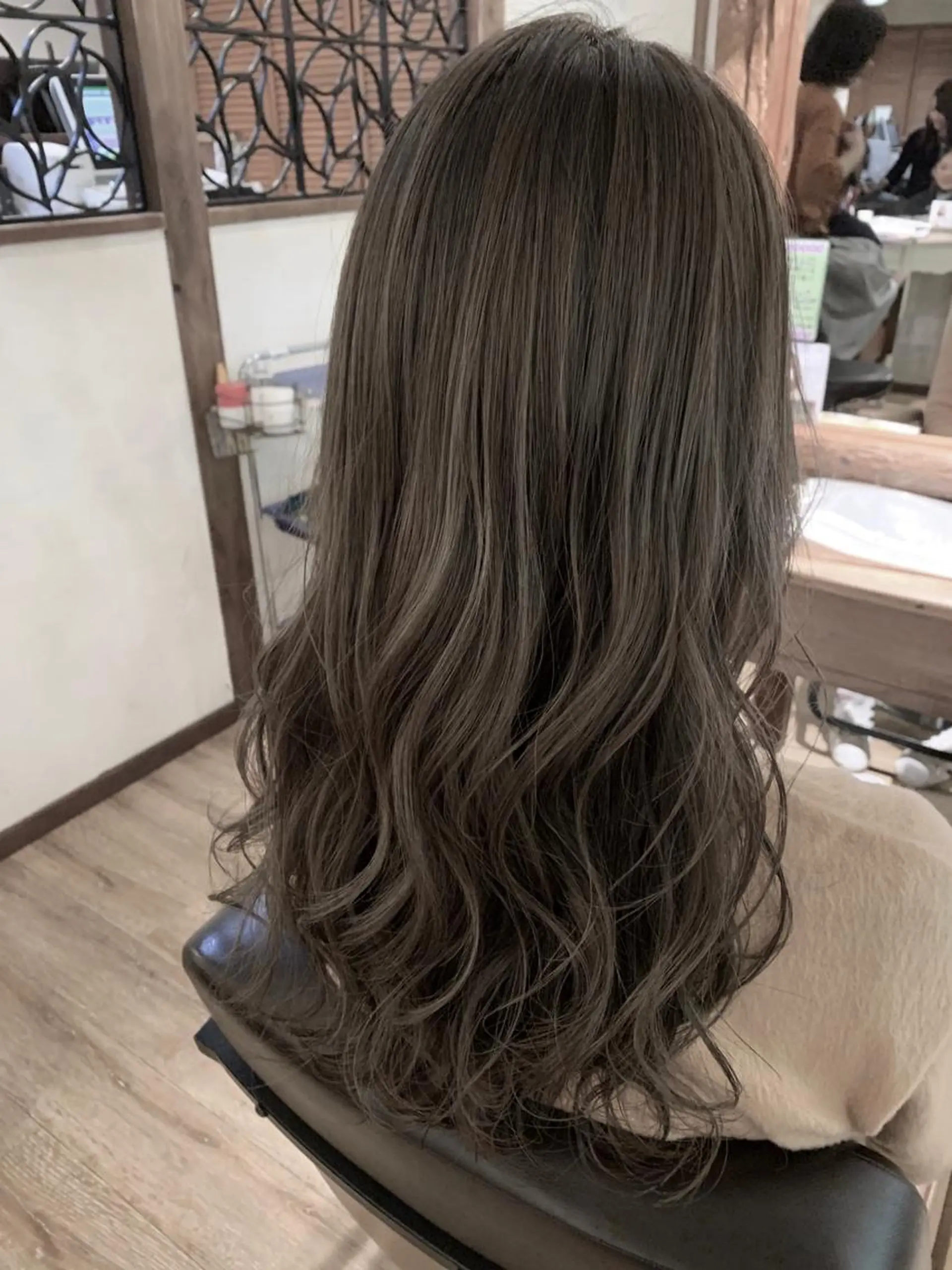 ロング カラー 透明感カラー グレージュ ハイライトカラー カーキグレージュ ハイライト カット ヘアカラー トリートメント SALOWIN(サロウィン)広島並木通り所属・田村和範/似合わせ カラー/縮毛矯正のヘアスタイル