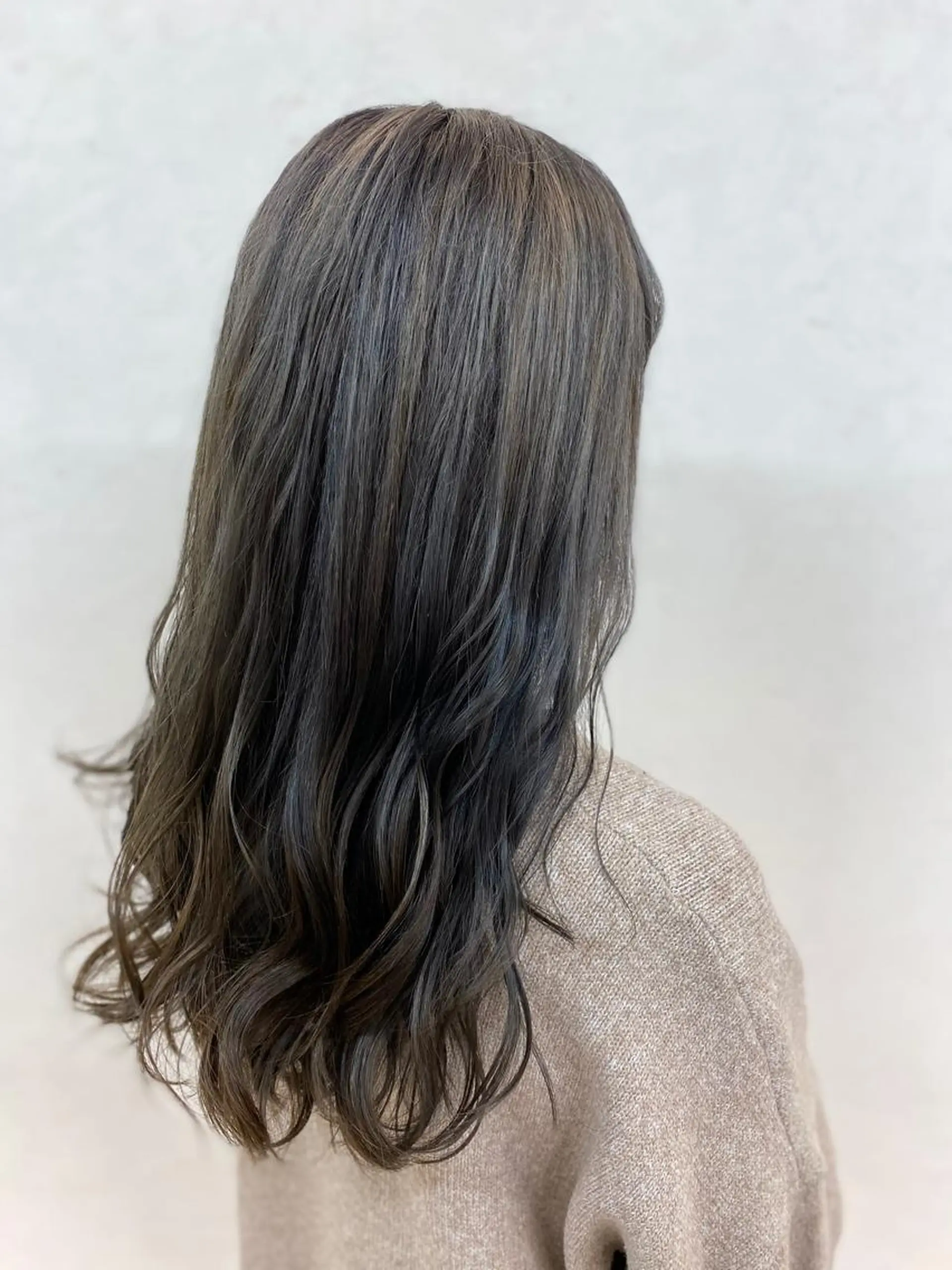 ロング カラー ブリーチ ケアブリーチ グレージュ ミルクティーグレージュ 岡本 拓朗のヘアスタイル