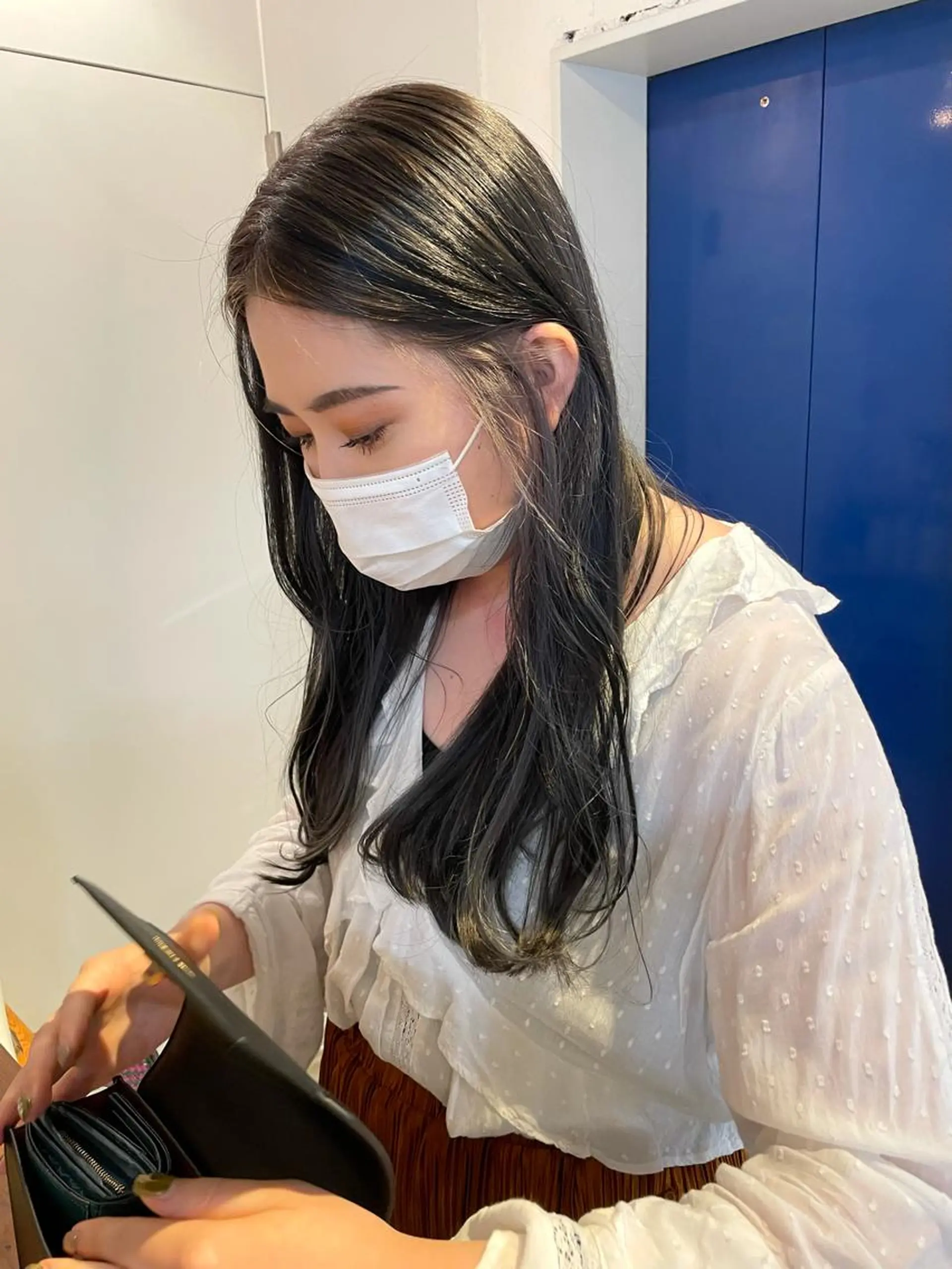 ロング カラー 黒髪 イヤリングカラー グレージュ ネイビーカラー ヘアカラー トリートメント MIOベージュカラー 柔らかいカラーのヘアスタイル