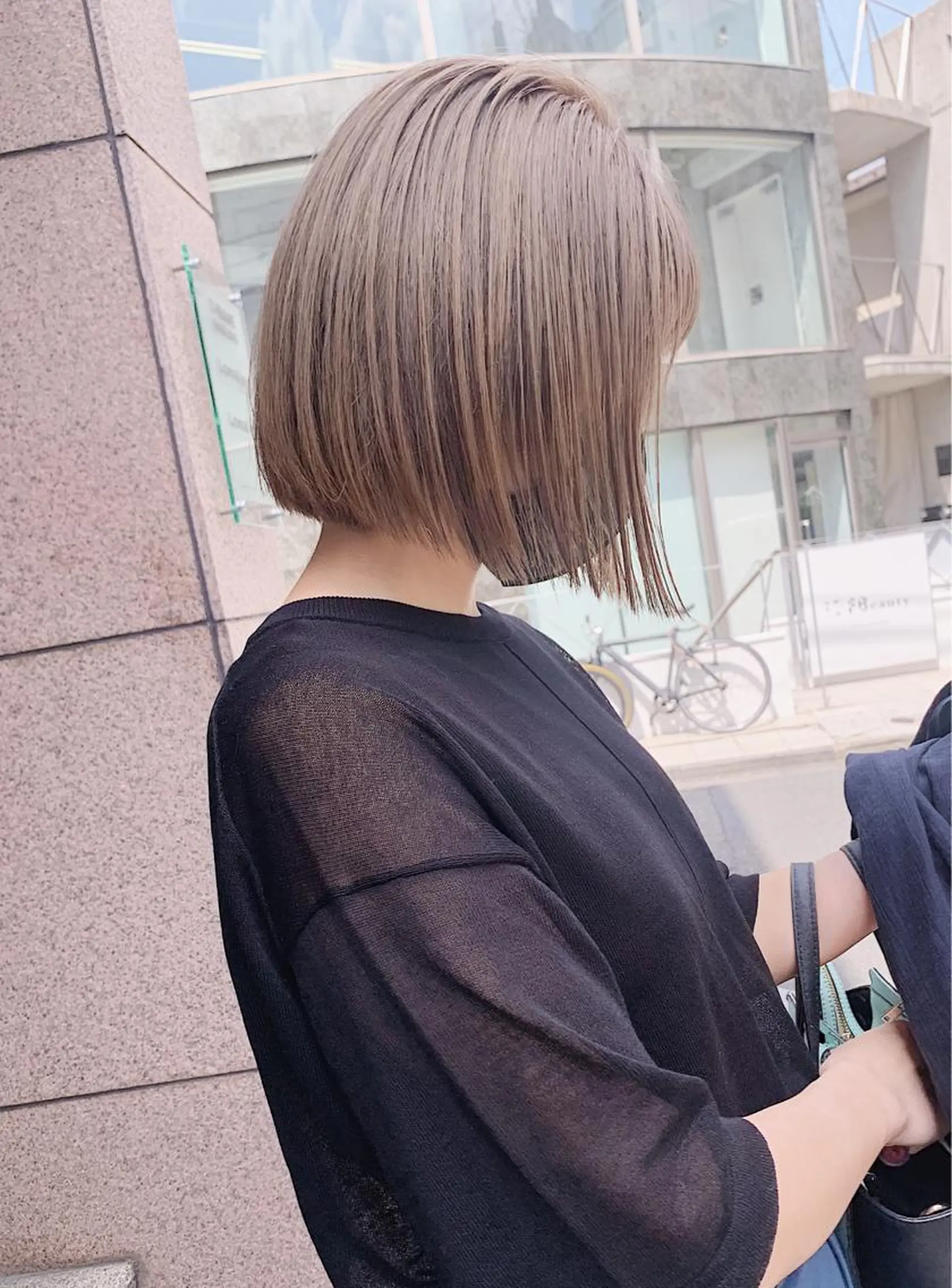 ショート カラー ヘアアレンジ ネイル マツエク・マツパ カット ヘアカラー トリートメント グレージュ× ボブ× ハイトーン　前田隆太のヘアスタイル