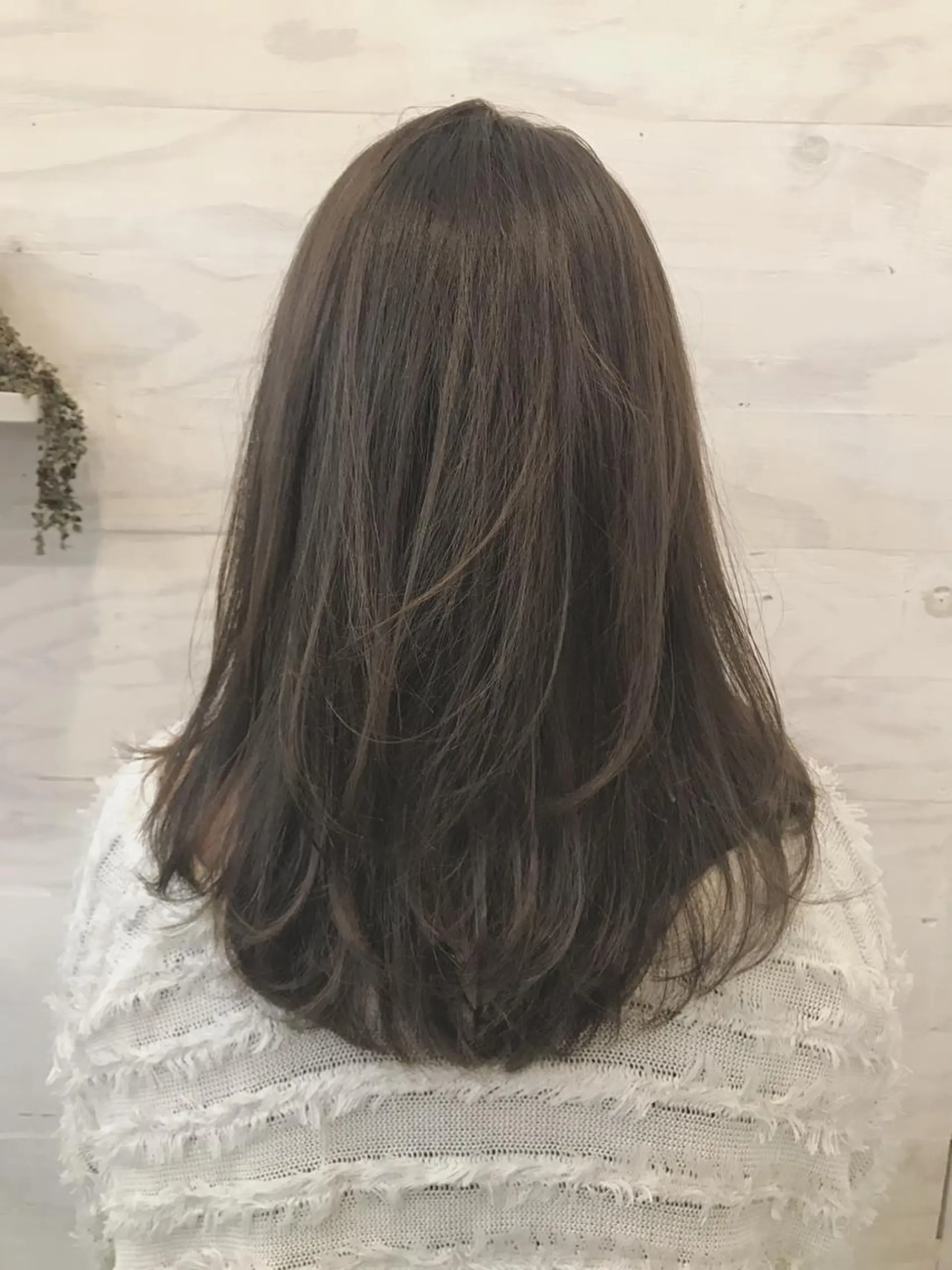 ロング アッシュ カット ヘアカラー chama レイヤーカットのヘアスタイル