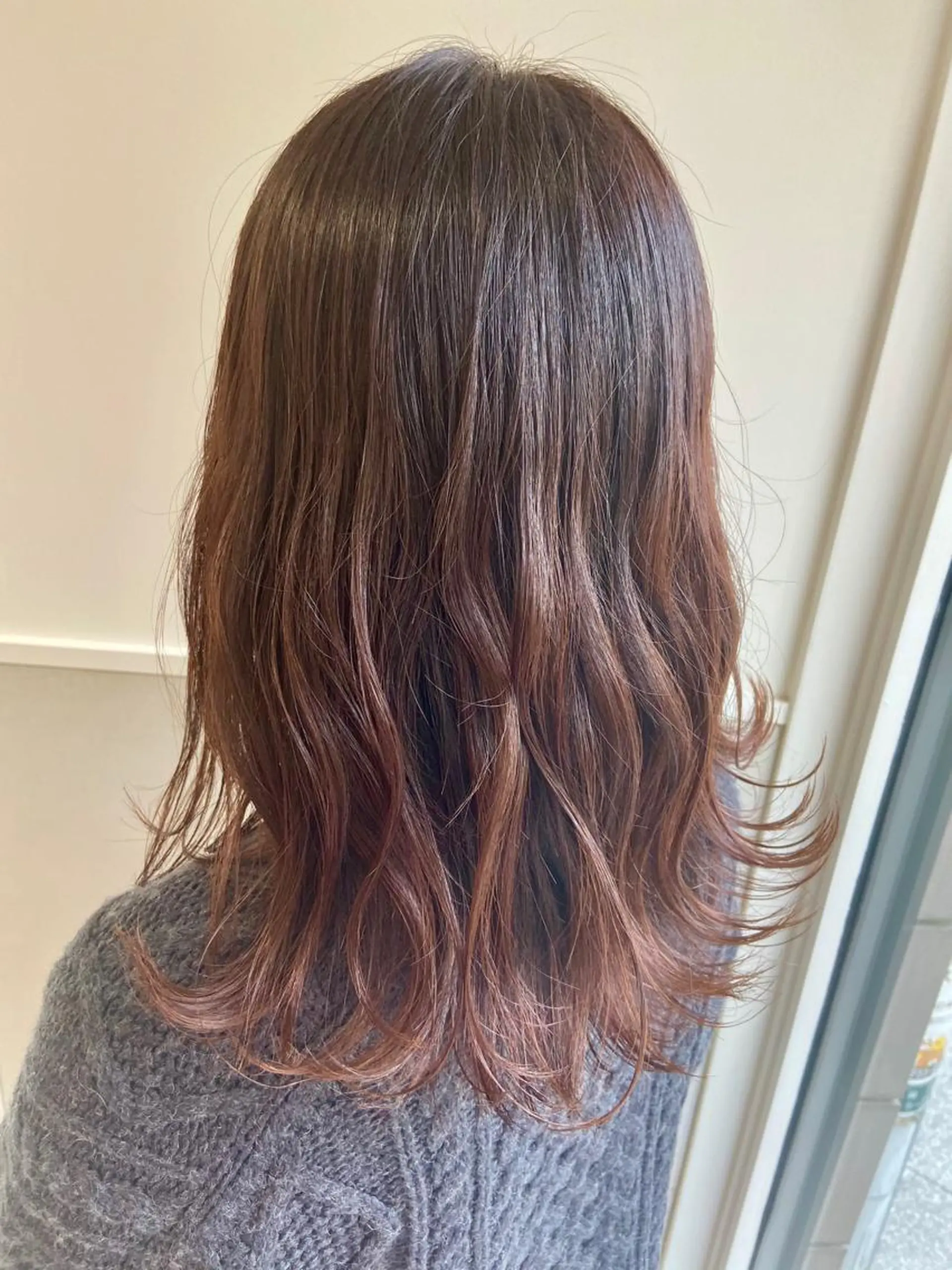 ミディアム カラー ブラウンカラー ピンクカラー レッドカラー レッドブラウン カット ヘアカラー トリートメント SALOWIN所属・小栗 麻衣のヘアスタイル