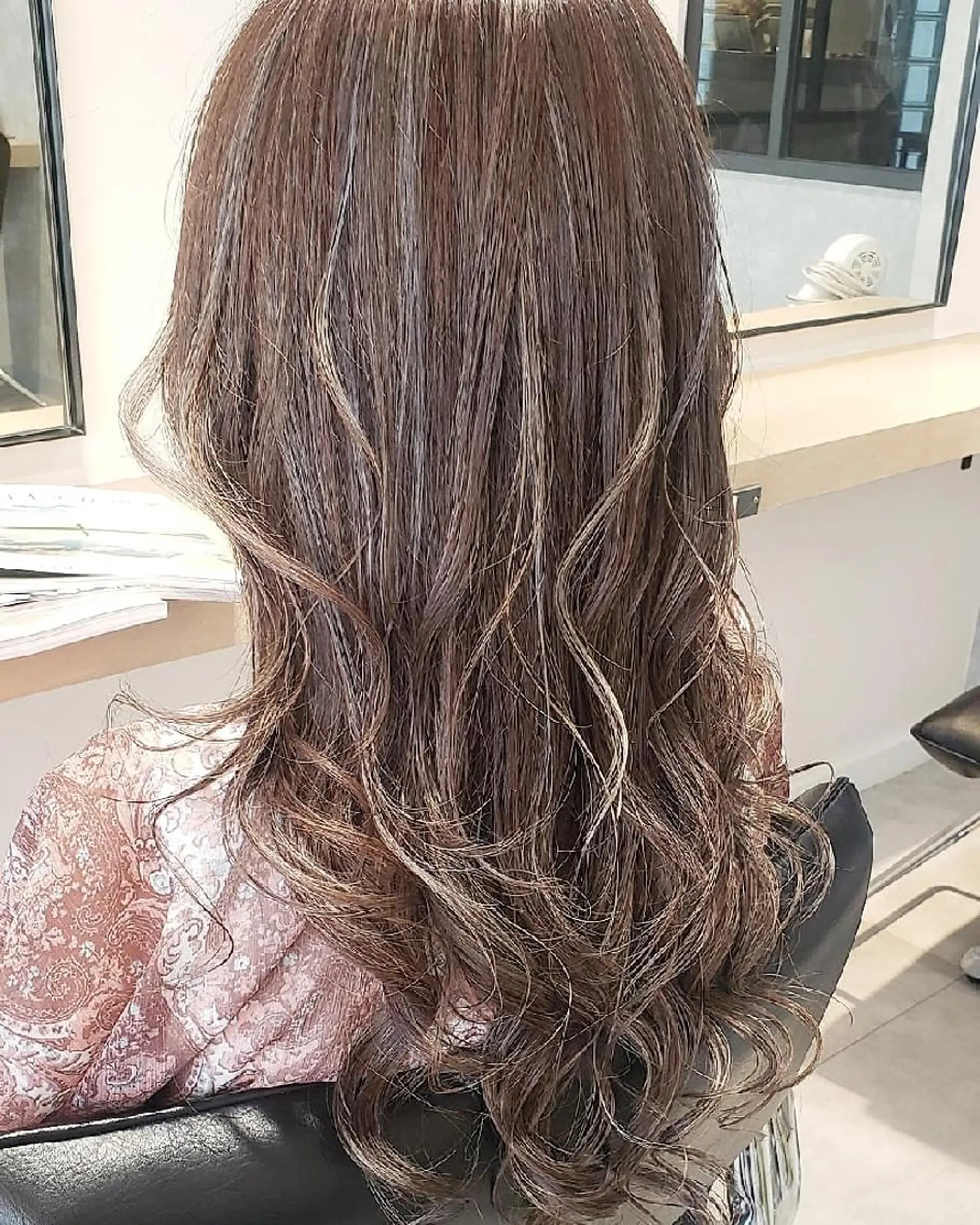 ロング カラー 透明感カラー ハイライトカラー ハイライト ヘアカラー arrow🖤 もえみのヘアスタイル