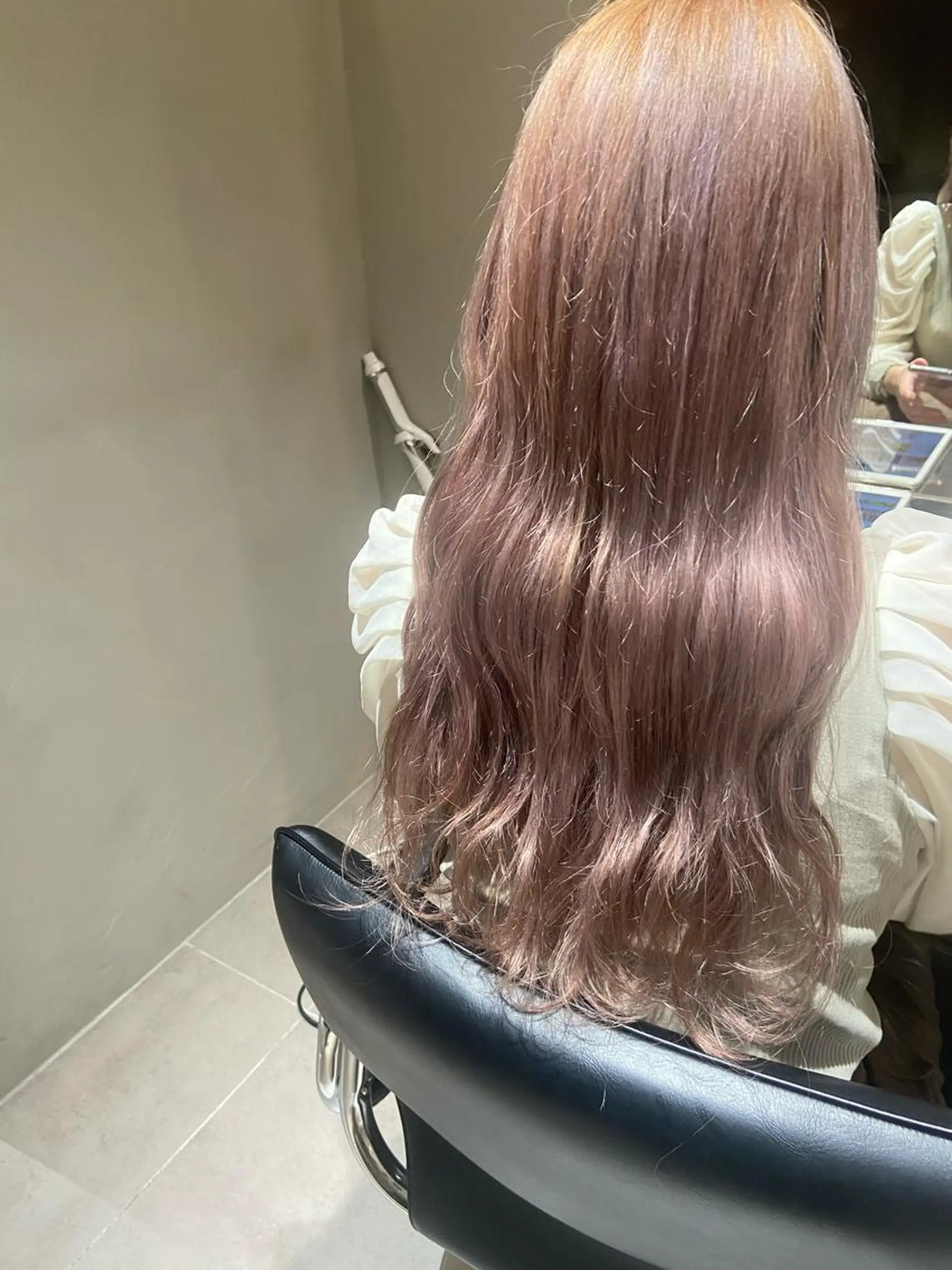 ロング カラー ベージュカラー ハイトーンカラー ホワイトベージュ 外国人風カラー カジュアルを女っぽく 𝗮𝘆𝗮𝗰𝗼のヘアスタイル