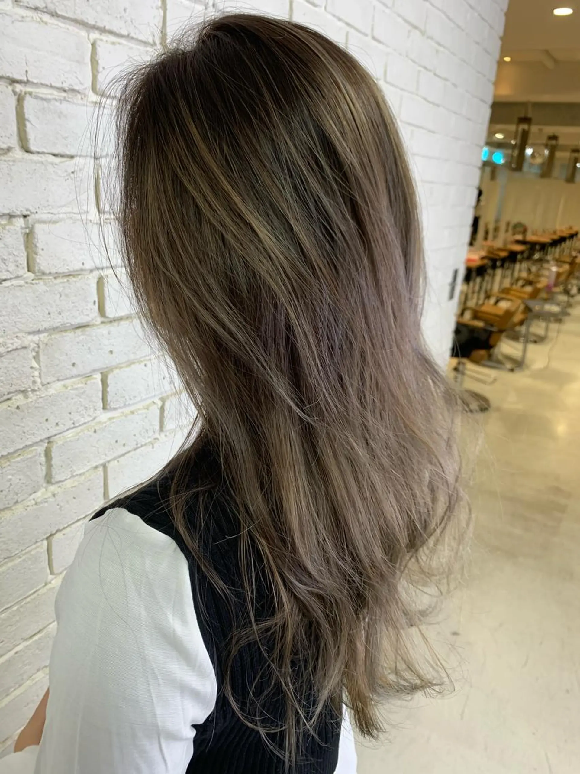 ロング カラー バレイヤージュ グレージュ レイヤーカット LUXBE LUCE那覇イオン店所属・LUXBE LUCEのヘアスタイル