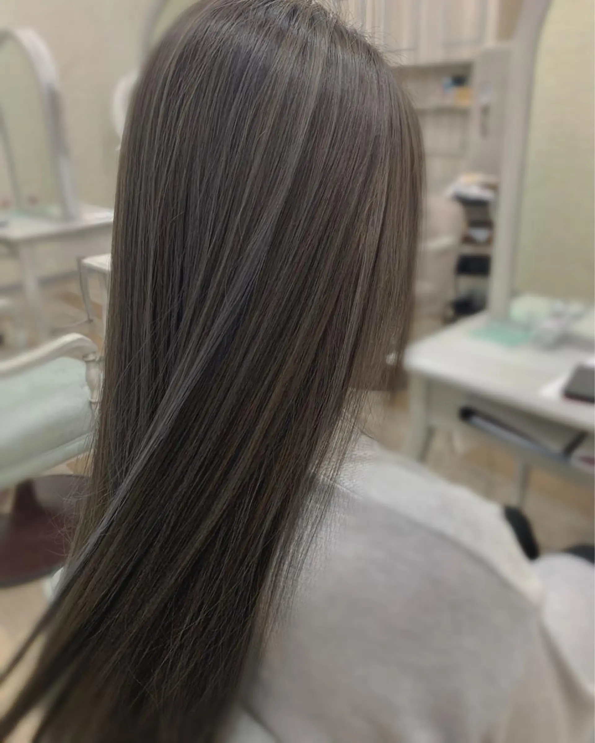 ロング ハイライト ヘアカラー トリートメント 小笠原 菜緒のヘアスタイル