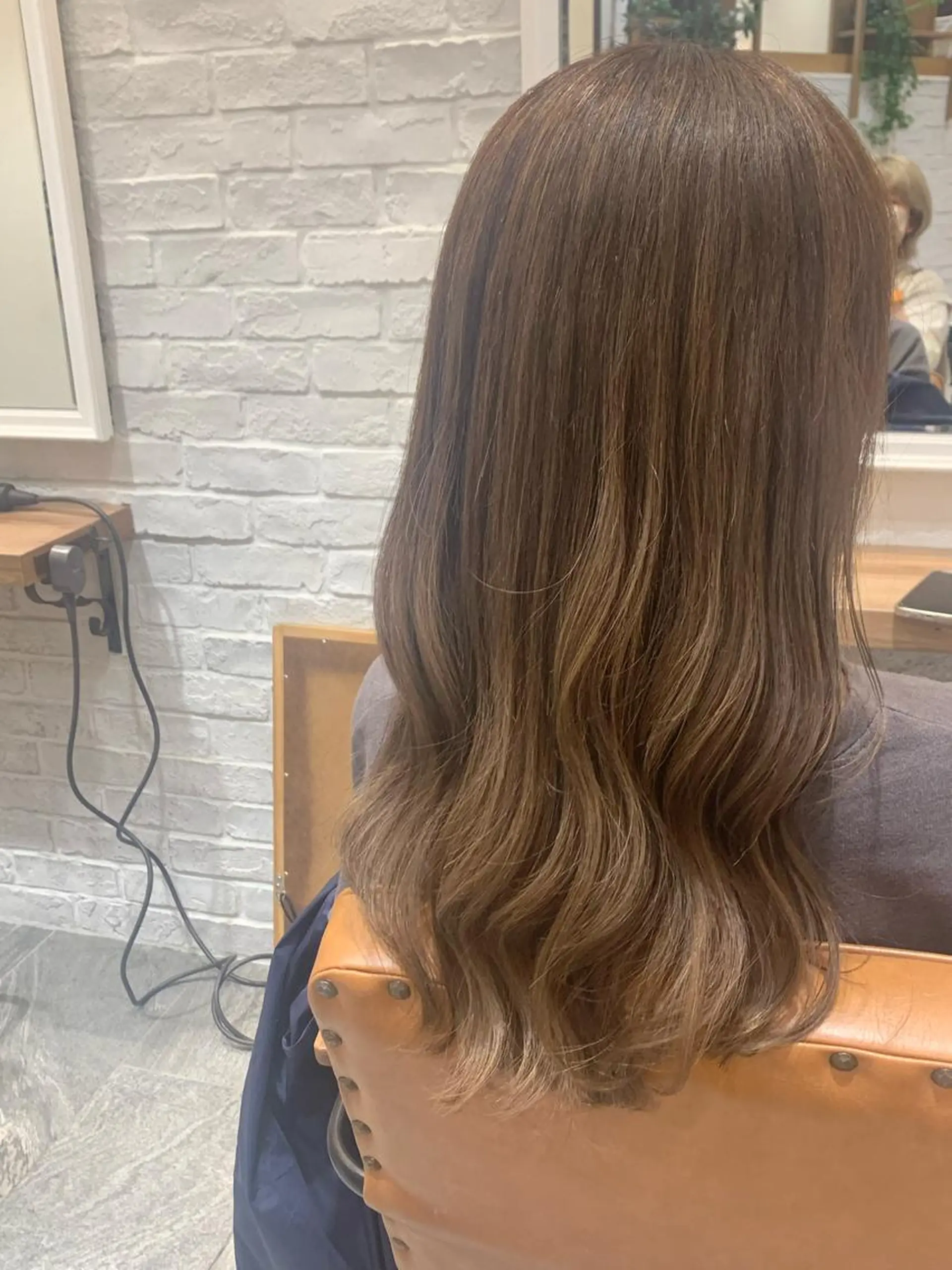 セミロング アッシュ ハイライト 伊藤 麻菜実のヘアスタイル