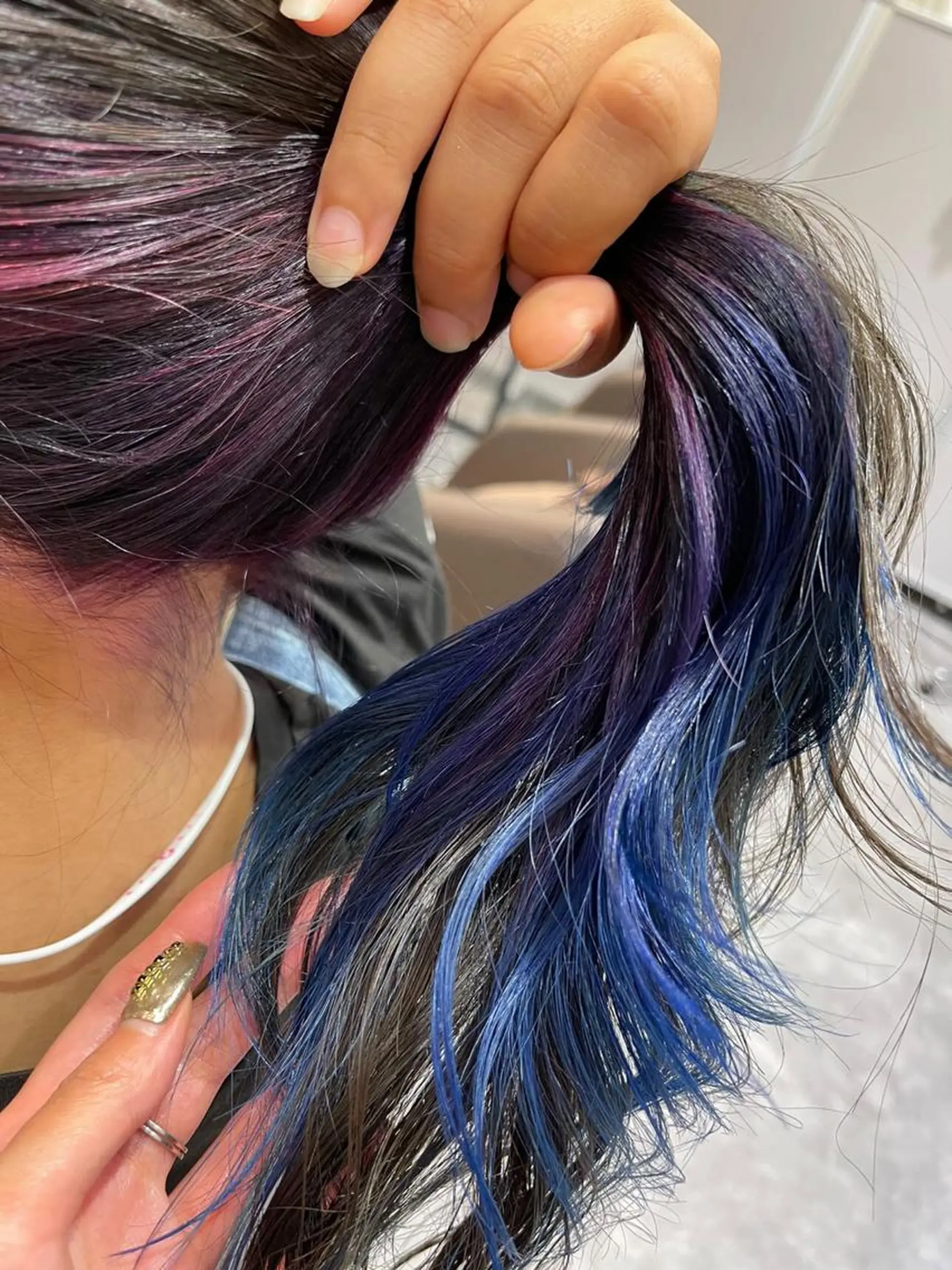 セミロング カラー ブルーカラー グラデーションカラー インナーカラー バイオレットカラー ヘアカラー Amour なぐらのヘアスタイル