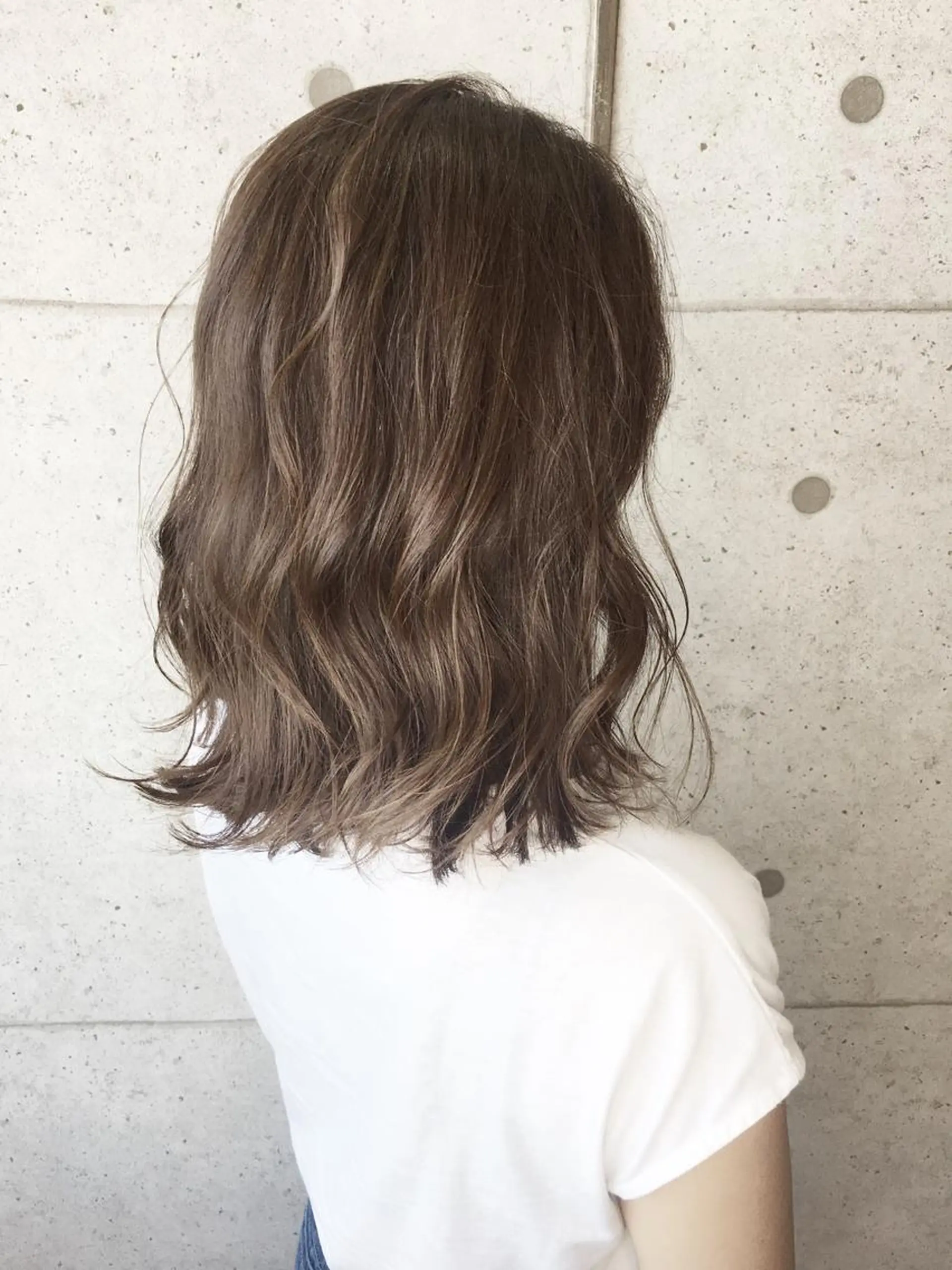 ミディアム カット ヘアカラー 足立 磨咲のヘアスタイル