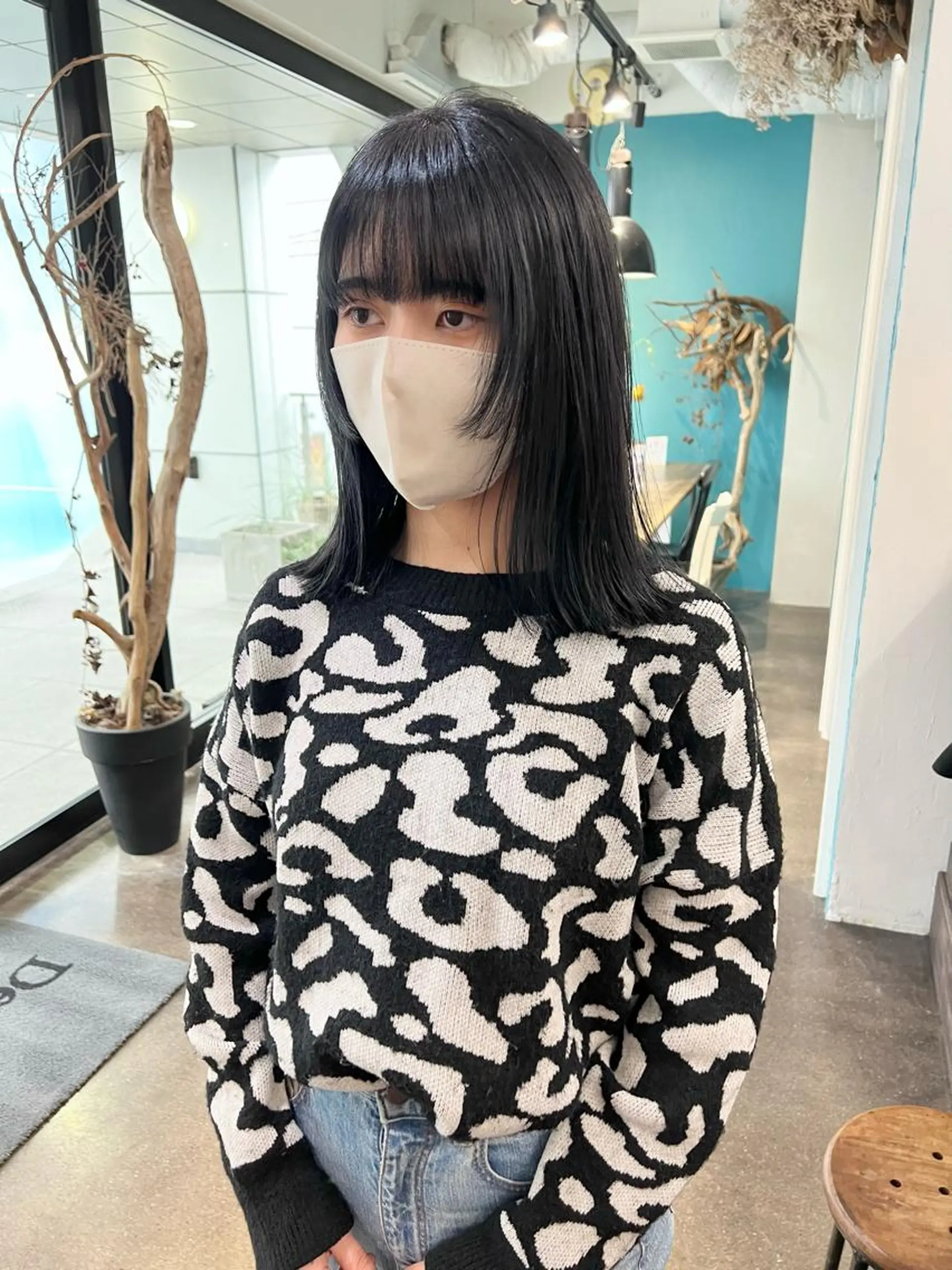 ミディアム カラー 黒髪 ブルーカラー ブルーブラック ボブ 顔まわりレイヤー カット ヘアカラー 千葉 郁也のヘアスタイル