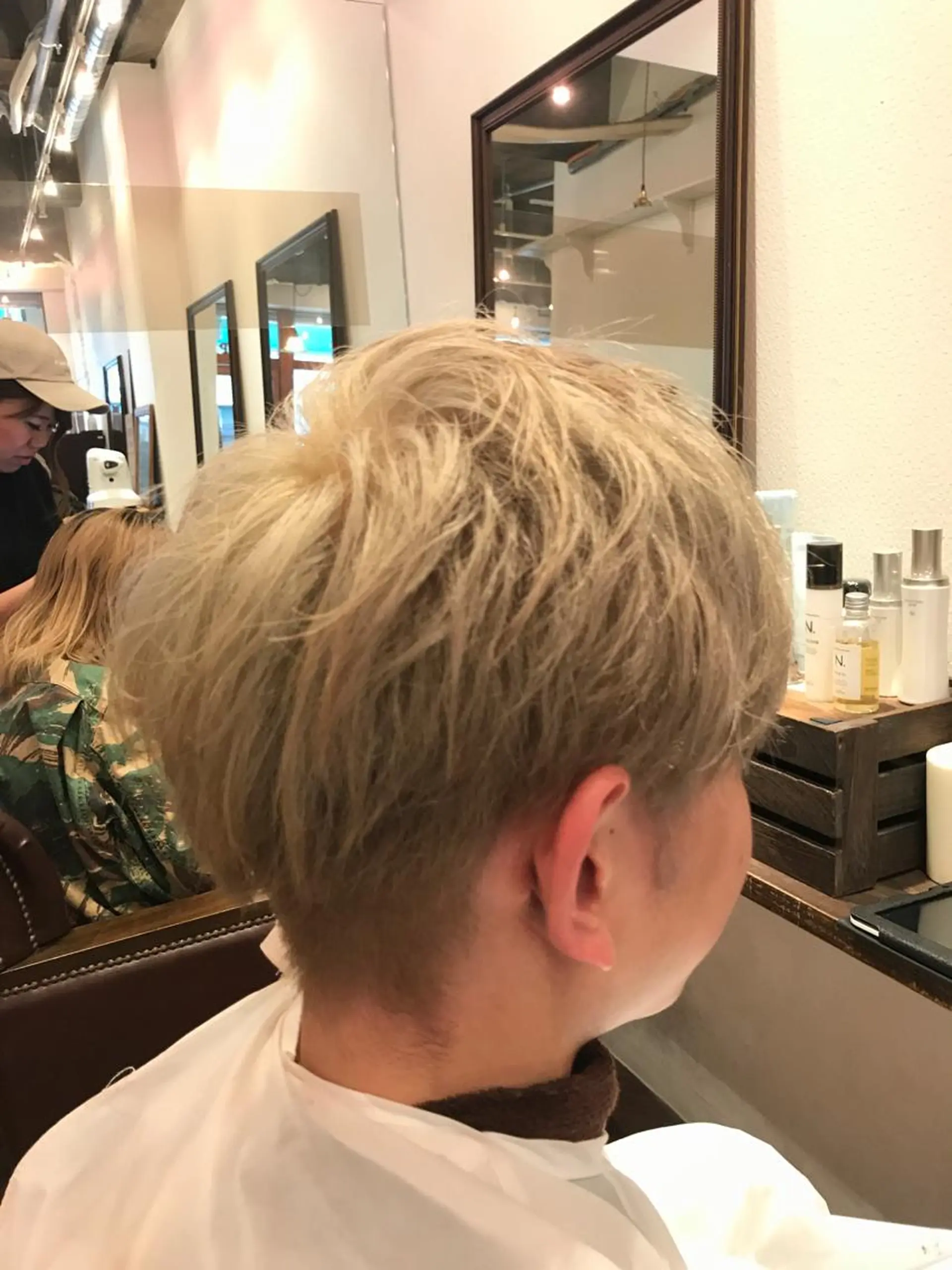 カラー ブリーチ 小森谷 亮太のヘアスタイル