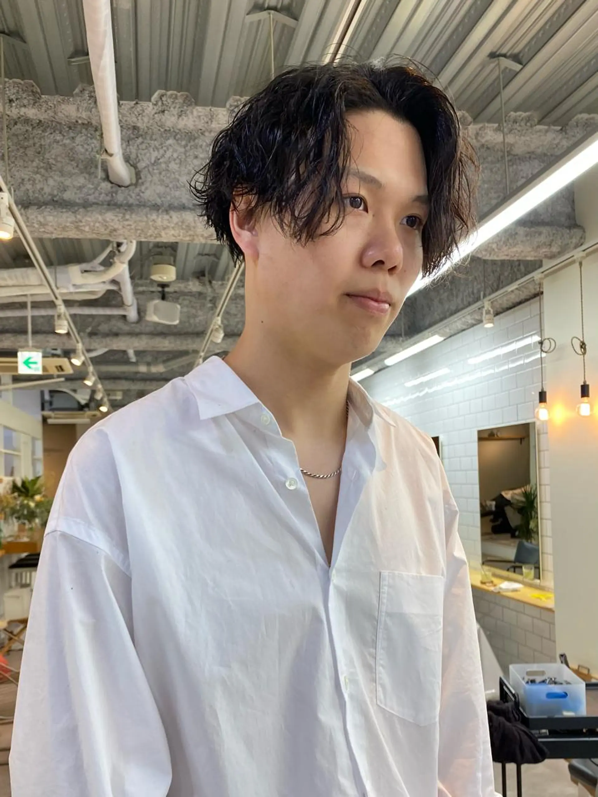 ミディアム パーマ メンズ センターパート 波巻きパーマ カット パーマ JINKIメンズ特化 メンズカットパーマのヘアスタイル
