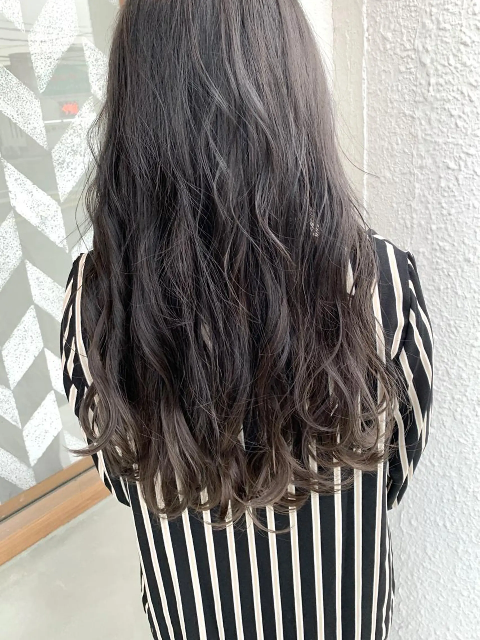 ロング カラー ブリーチ グラデーションカラー グレージュ 入江 志穂のヘアスタイル