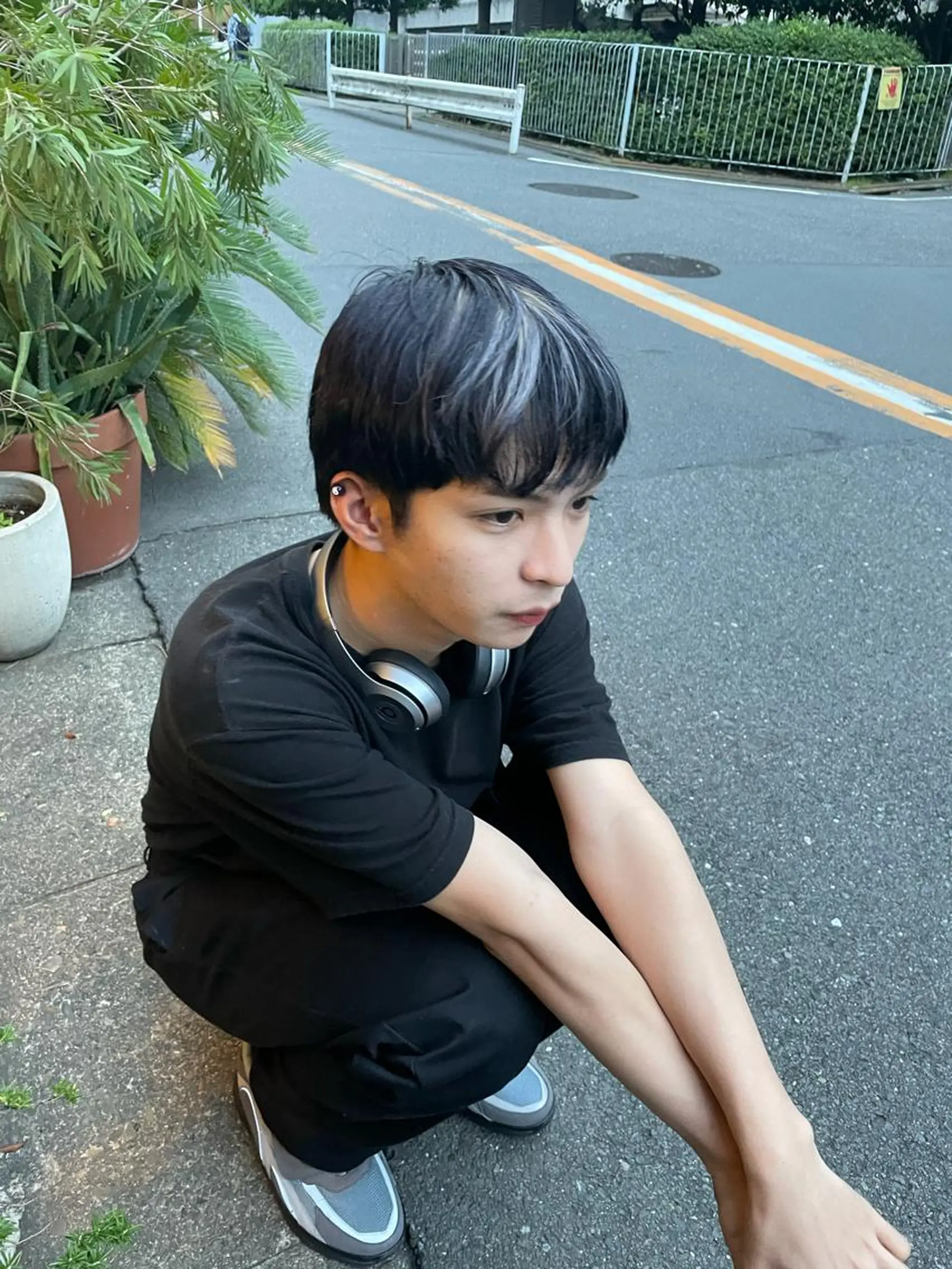 ショート カラー メンズ メンズバレイヤージュ メンズブリーチ センターパート フェードカット メンズハイライト ヘアカラー トリートメント スパイラルパーマ 🌐hina⭐️のヘアスタイル