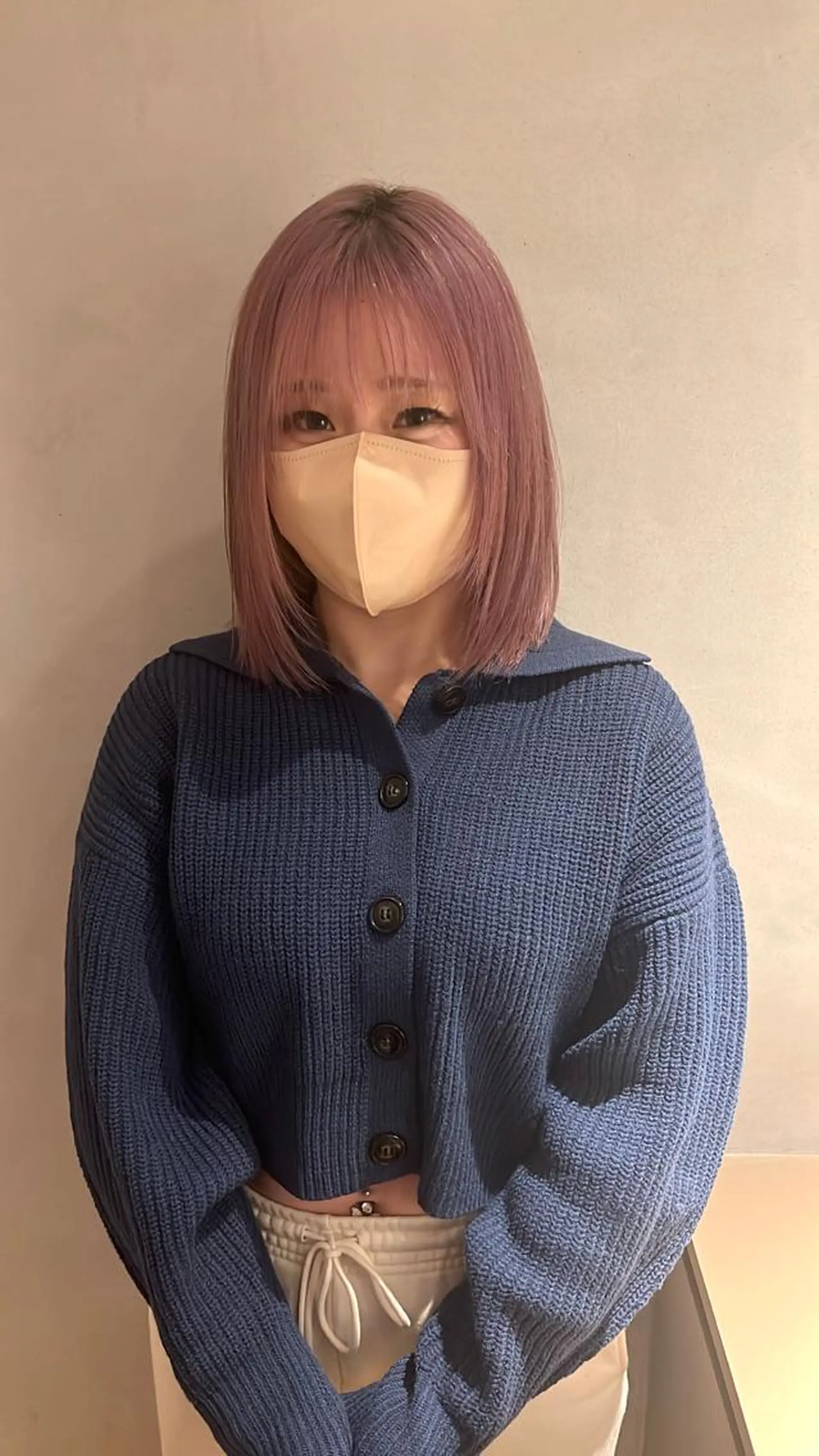 ショート ヘアカラー ミルクティーベージュ outaのヘアスタイル