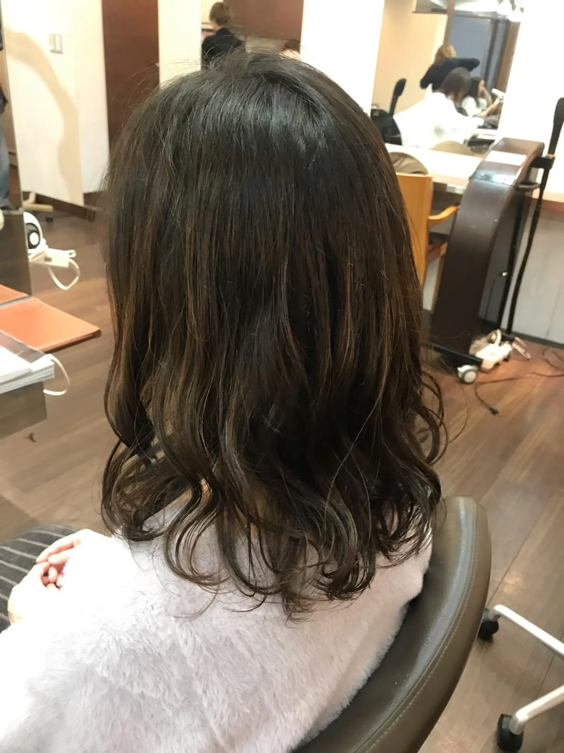 ミディアム レイヤーカット ローレイヤー WAVE所属・西川 佑樹のヘアスタイル