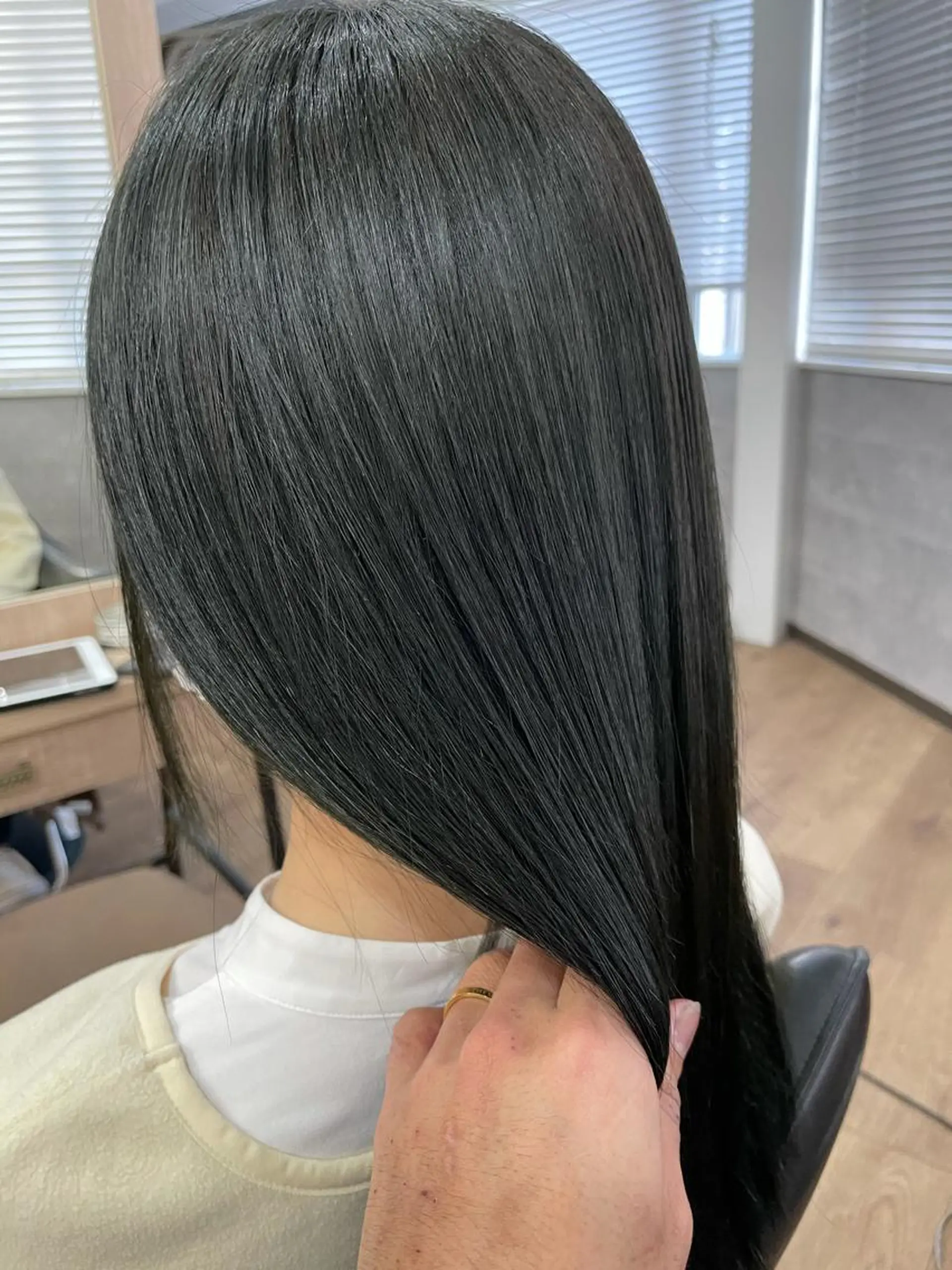 セミロング SALOWIN心斎橋Suite店所属・ブリーチ毛にもできる 縮毛矯正|鷹司郎のヘアスタイル