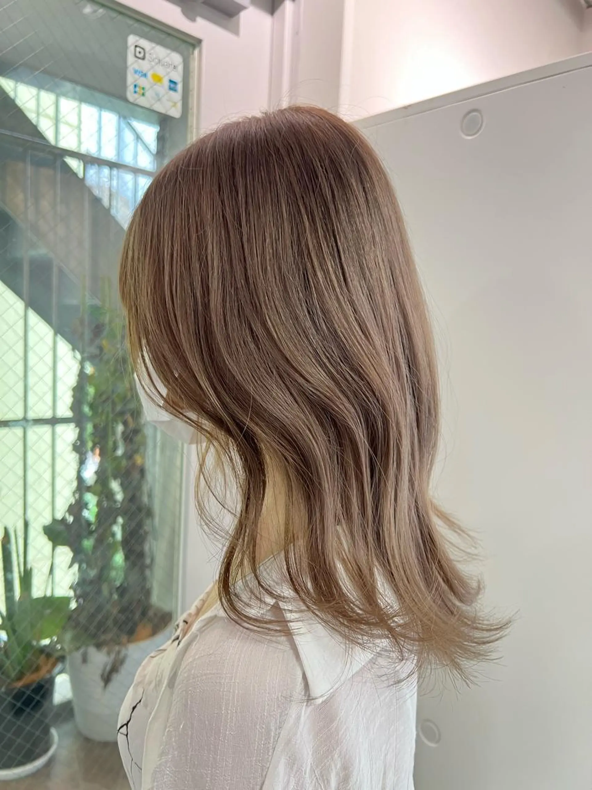 ミディアム カラー ヘアカラー ハイトーン&髪質改善 &韓国エクステ🤎のヘアスタイル