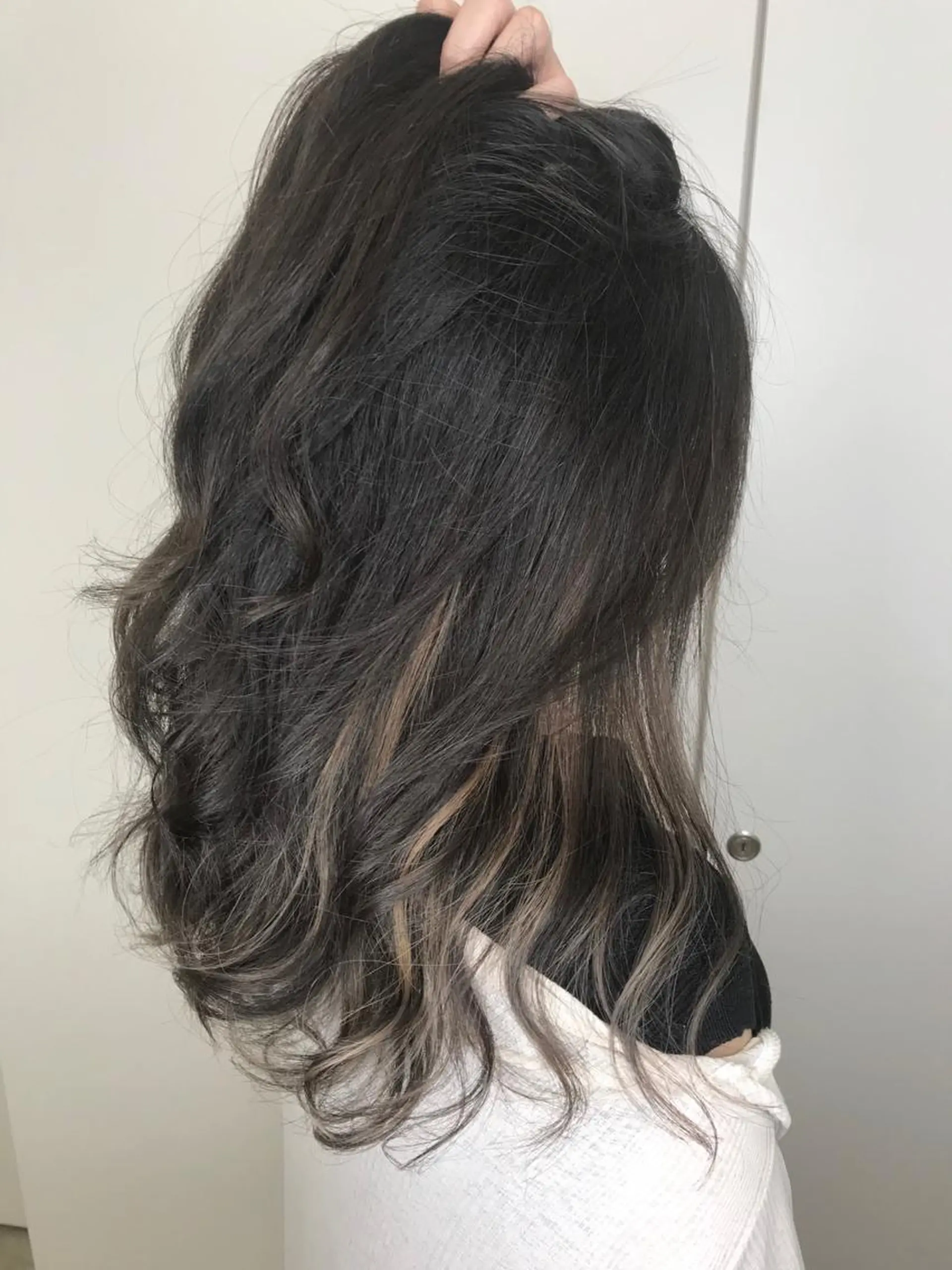 セミロング カラー ダークグレー ダークグレージュ グレージュ ハイライトカラー ハイライト 森本 笑のヘアスタイル