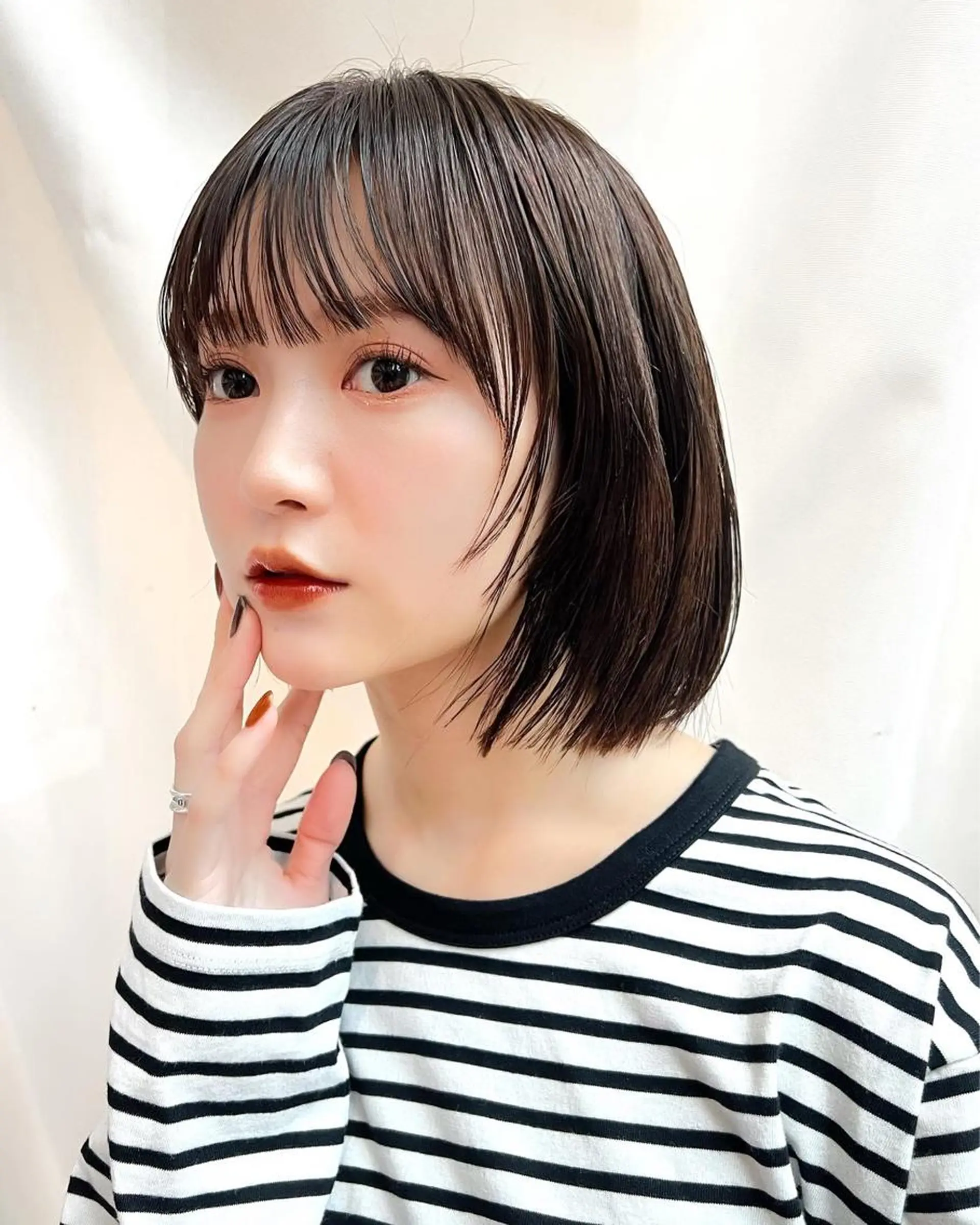 ショート カラー 切りっぱなしボブ 前下がりボブ ブリーチ グレージュ イルミナカラー カット ヘアカラー トリートメント ニュアンスレイヤー ハイトーンカラーのヘアスタイル