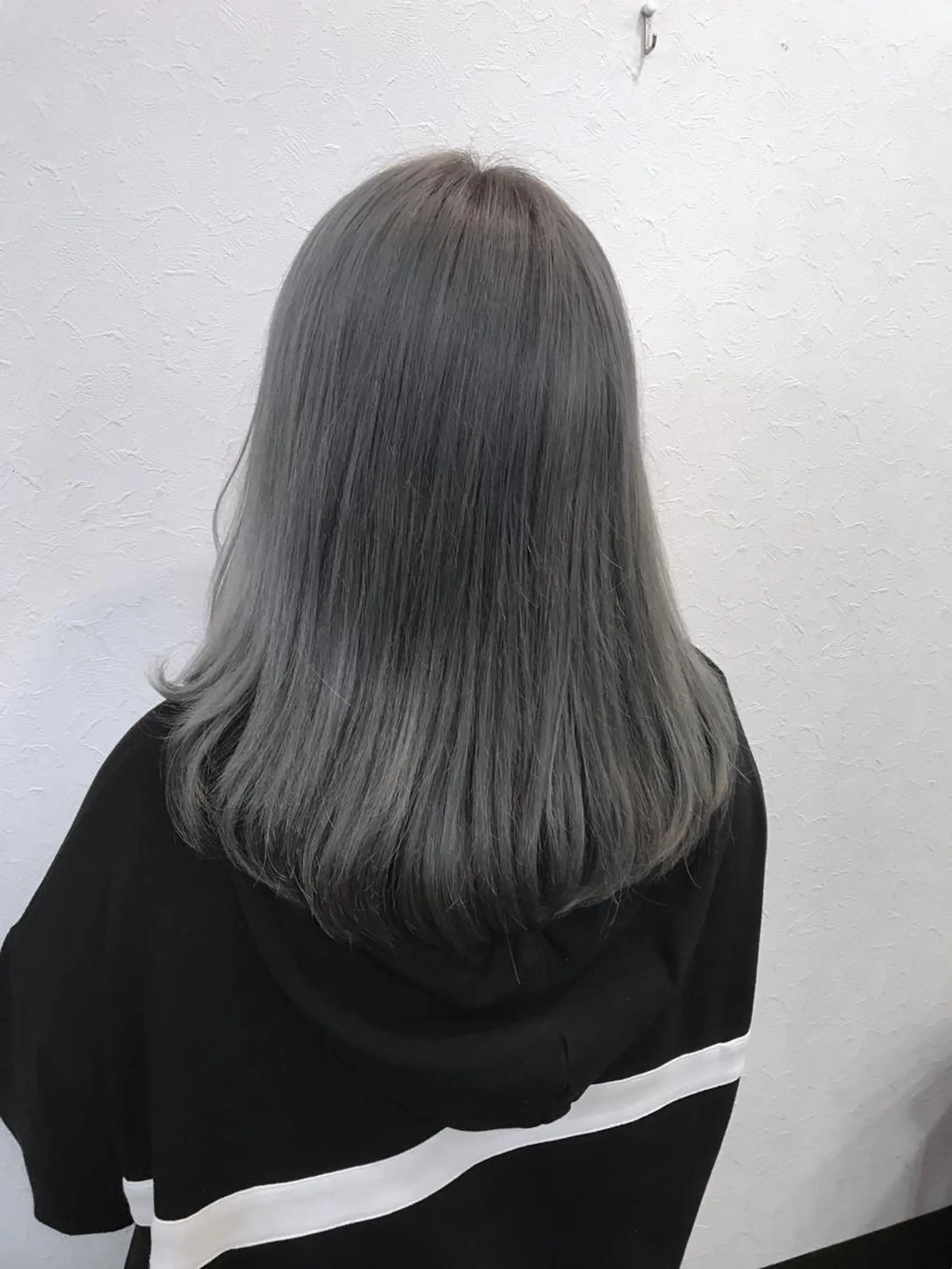 セミロング カラー ブリーチ シルバー ていねい技術No.1 🌈諏訪 健太のヘアスタイル