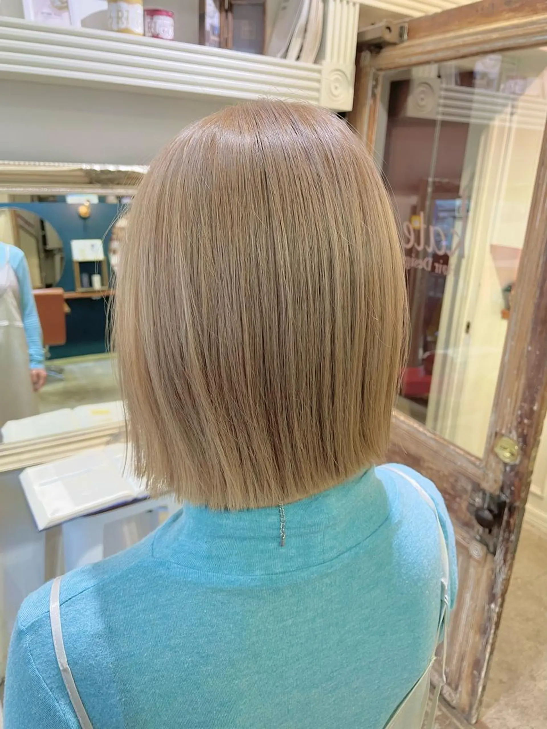 ミディアム カラー ヘアアレンジ ベージュカラー ラテベージュ ボブ 外ハネヘア ヘアカラー トリートメント 山崎 澪のヘアスタイル