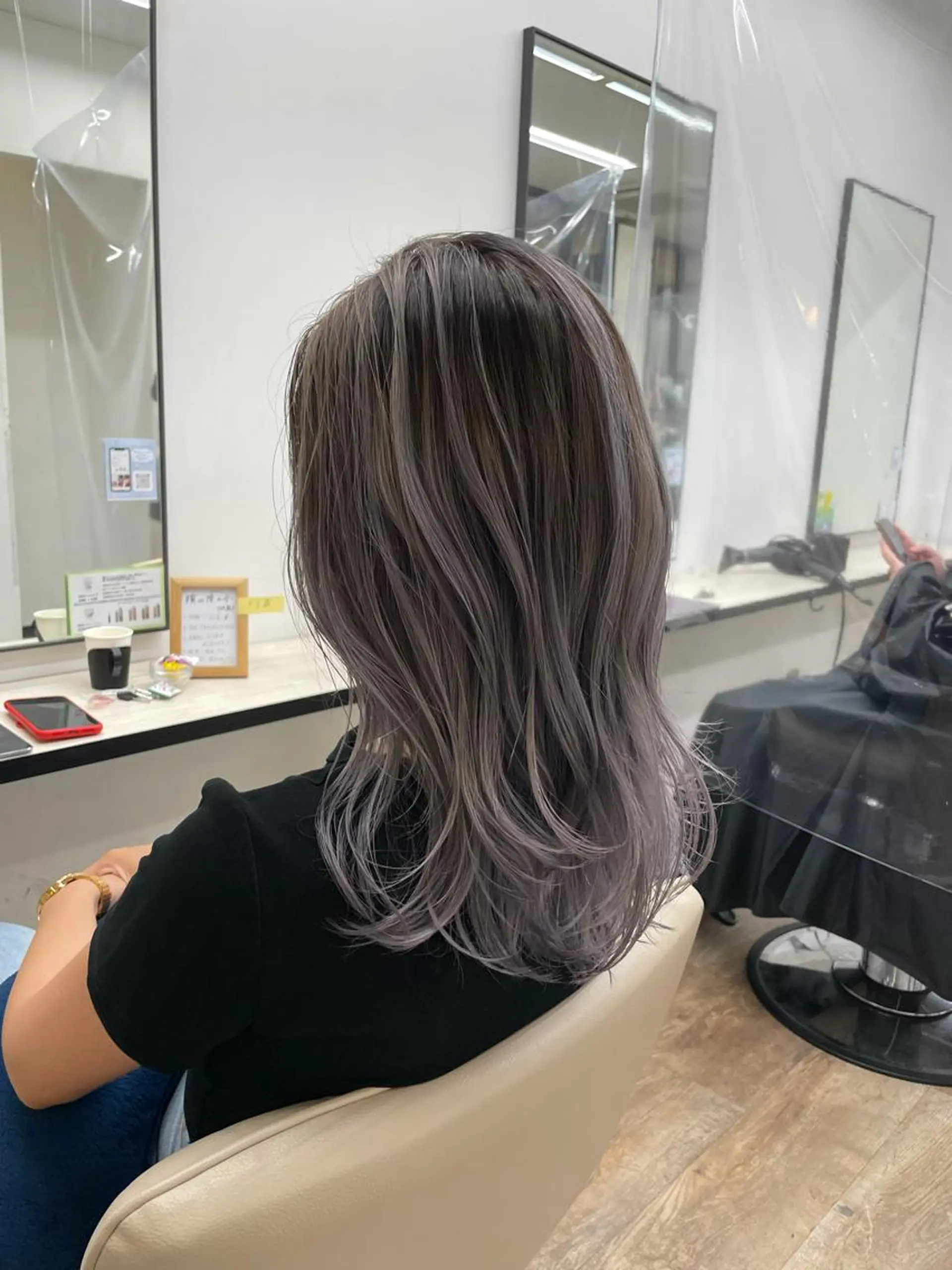 ミディアム カラー バレイヤージュ シルバー レイヤーカット 髪質改善カラー💚 横山隆之介のヘアスタイル