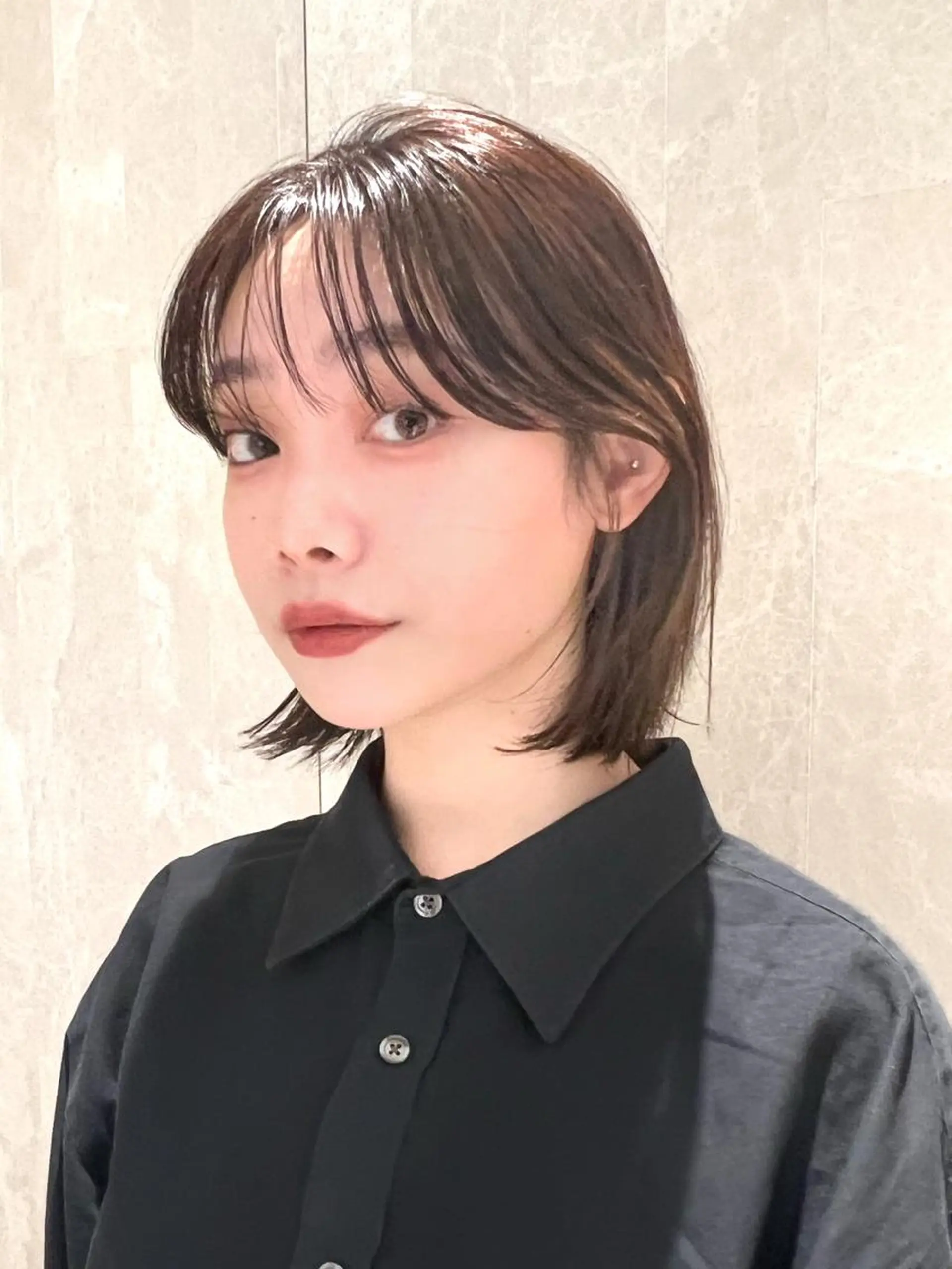 ミディアム カラー 切りっぱなしボブ ブリーチ グレージュ ハイトーンカラー ボブ カット ヘアカラー トリートメント レイヤー専門家 ニュアンスカラー修のヘアスタイル