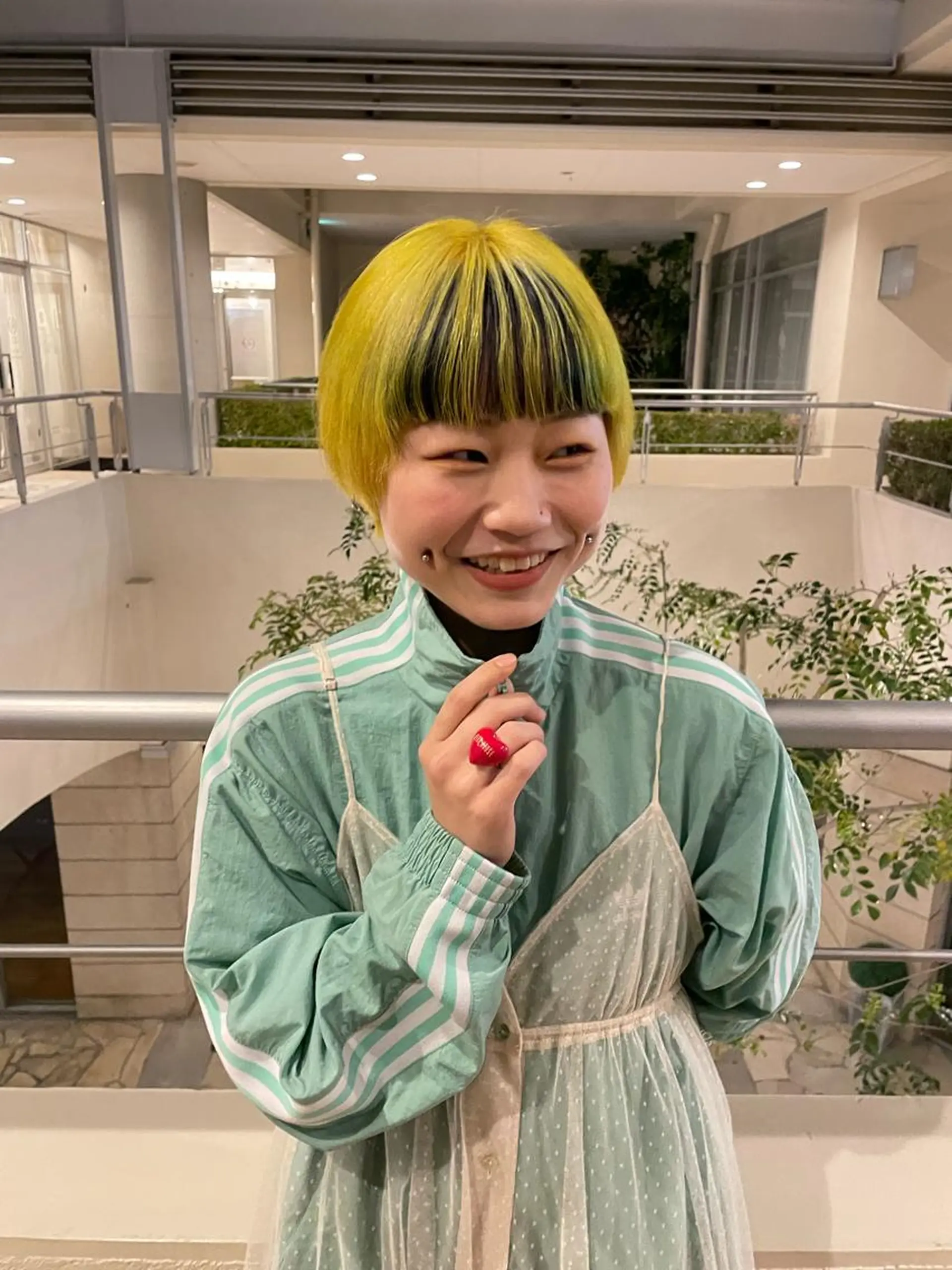 ショート カラー ミストバング ブリーチ ケアブリーチ デザインカラー ダブルカラー ヘアカラー トリートメント MIU/ルーツカラー ボブ/顔周りレイヤーのヘアスタイル