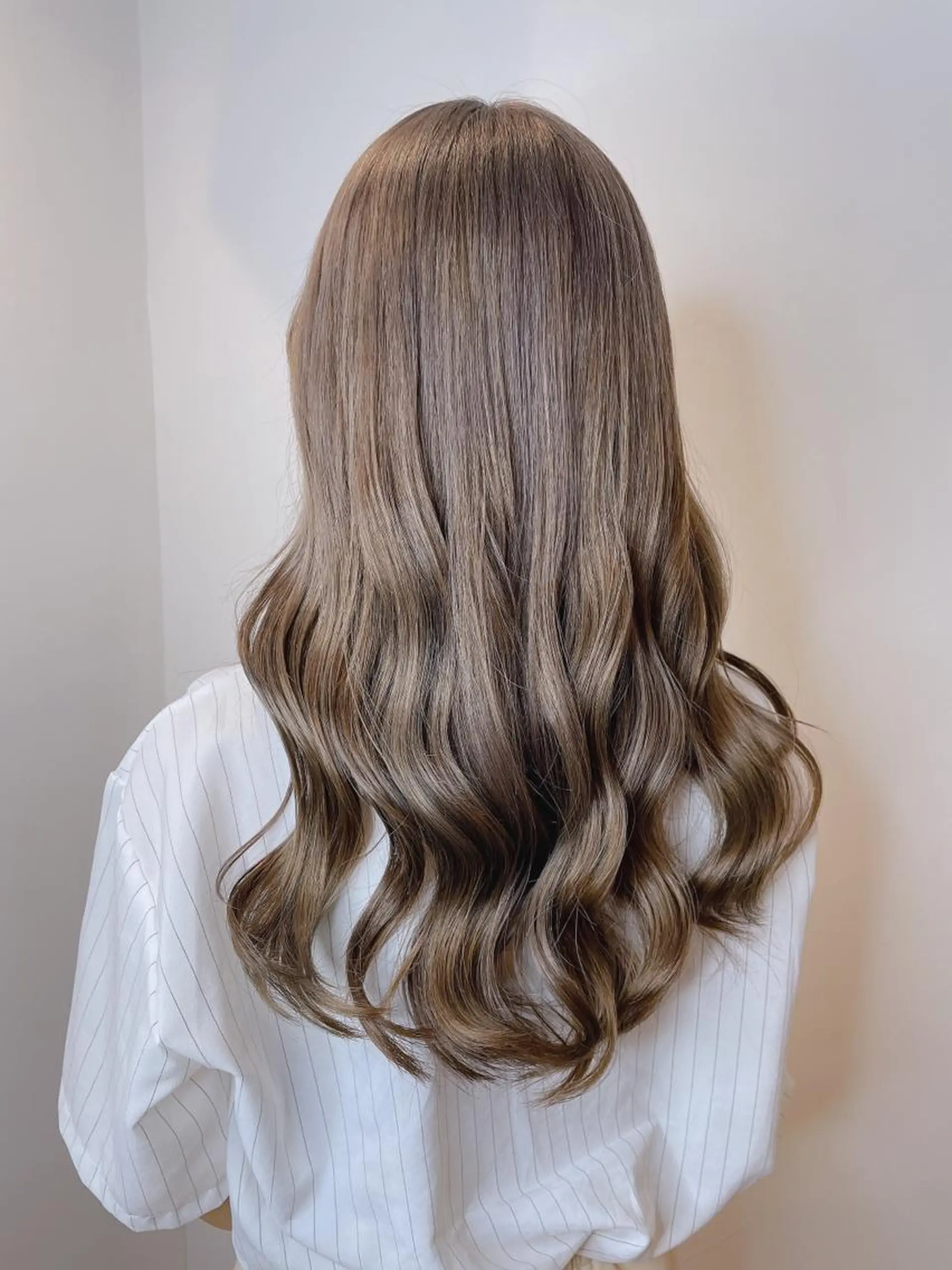 ロング カラー ブリーチ グレージュ ヘアアレンジ にいた　かづしげのヘアスタイル