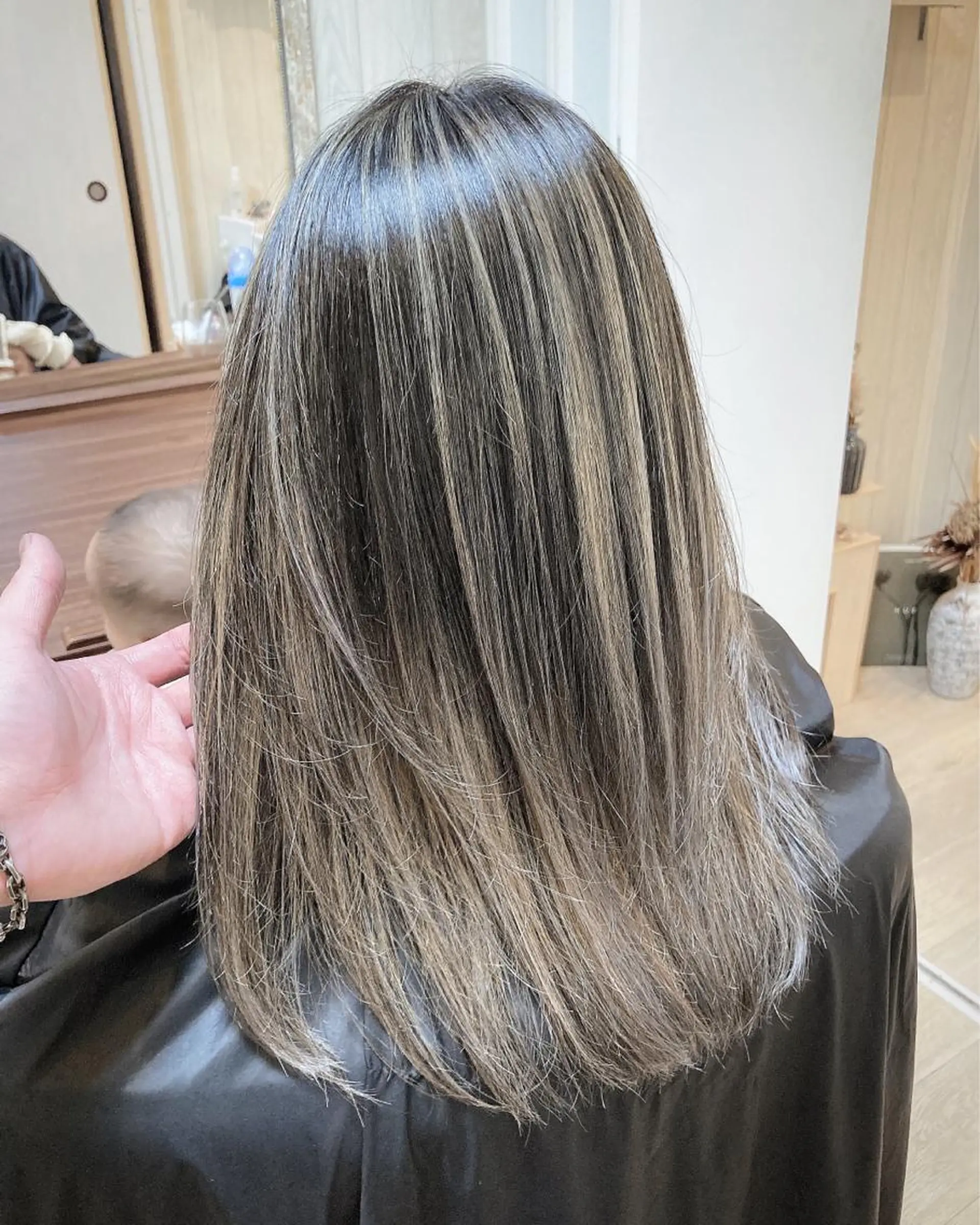 セミロング カラー MERCI所属・マツモト コウダイのヘアスタイル