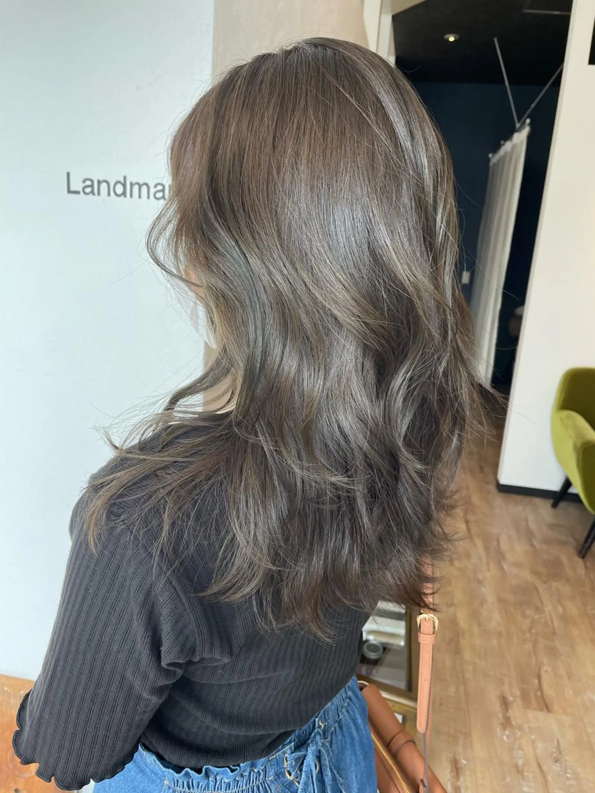 セミロング カラー オリーブカラー レイヤーカット 錦 茉李のヘアスタイル