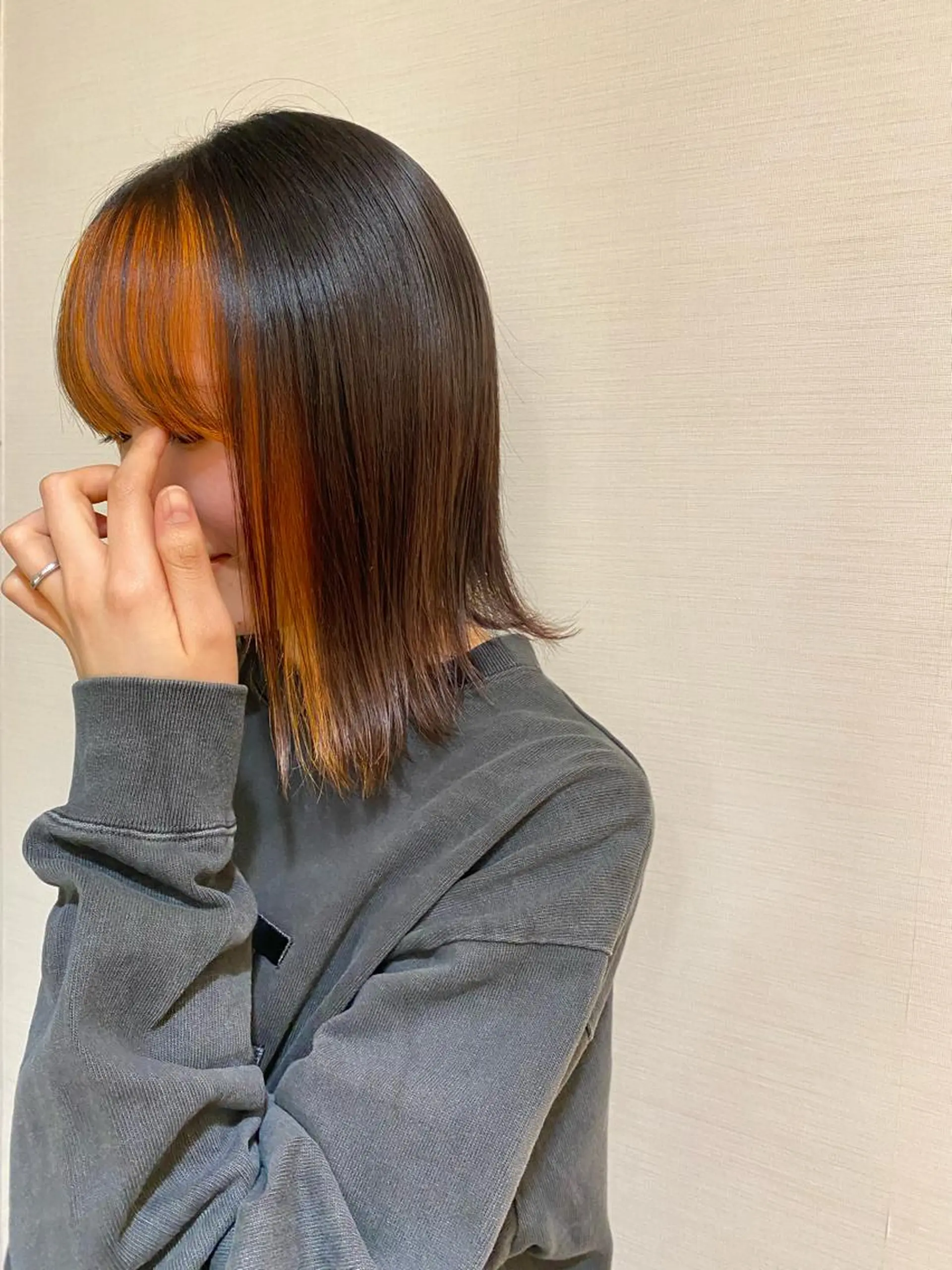 ミディアム カラー ミストバング ベージュカラー フェイスフレーミング オレンジ 顔周りカット ミ ユのヘアスタイル