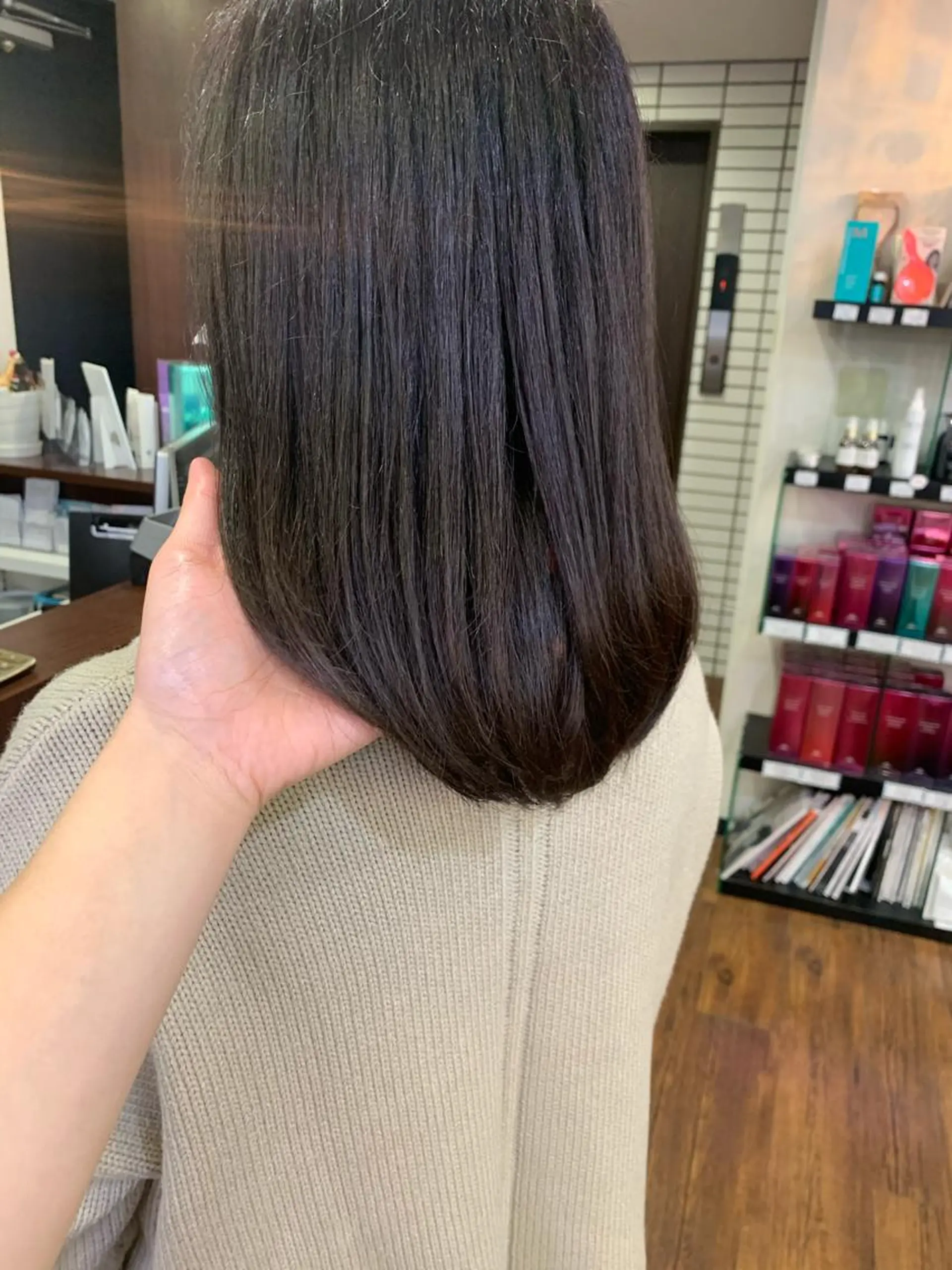 カラー レイヤーカット、 大人可愛い 中村美羅のヘアスタイル