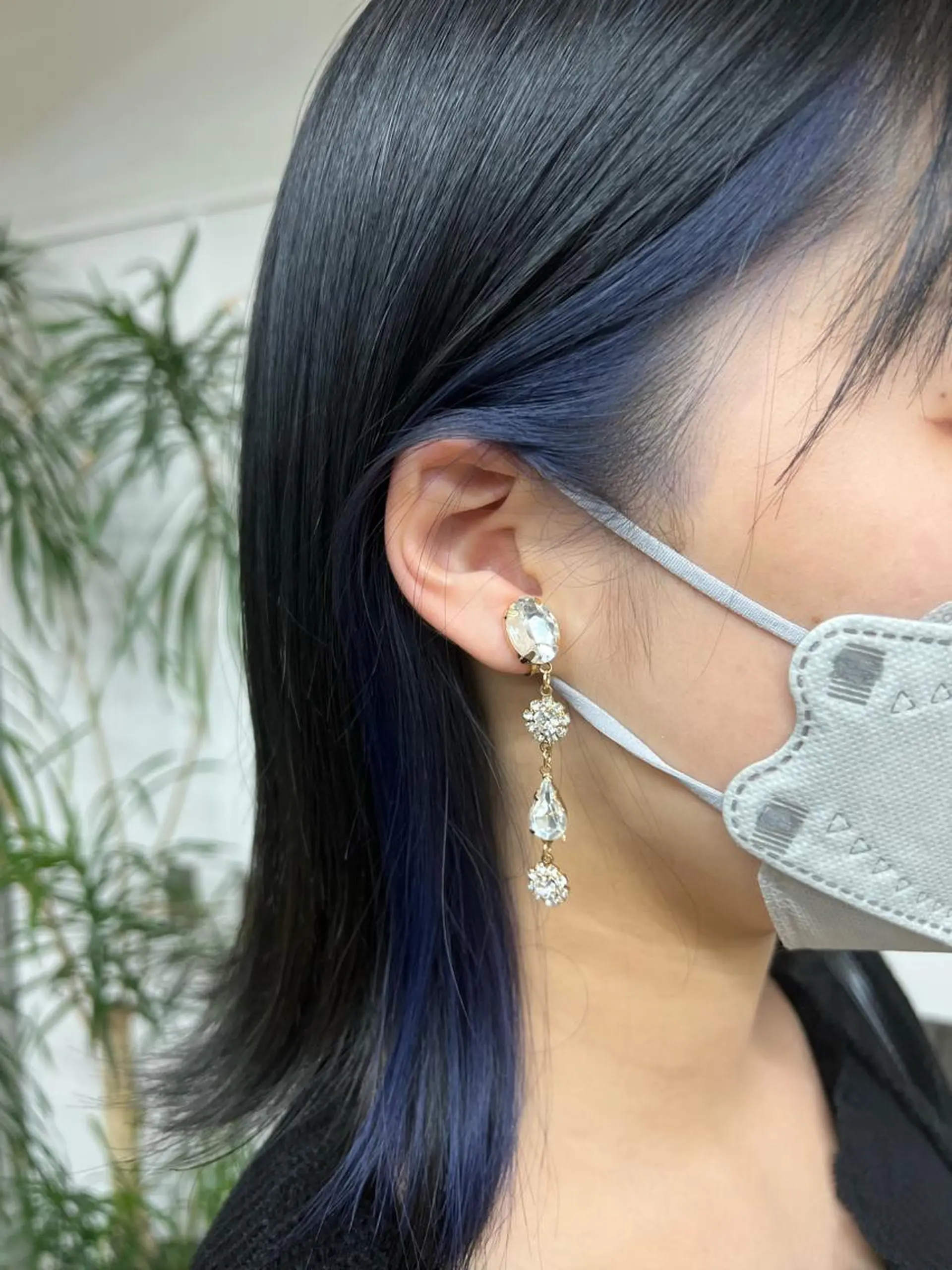 ミディアム カラー ブルーカラー イヤリングカラー era所属・azumi/ボブ/暖 色/オリーブ/縮毛のヘアスタイル