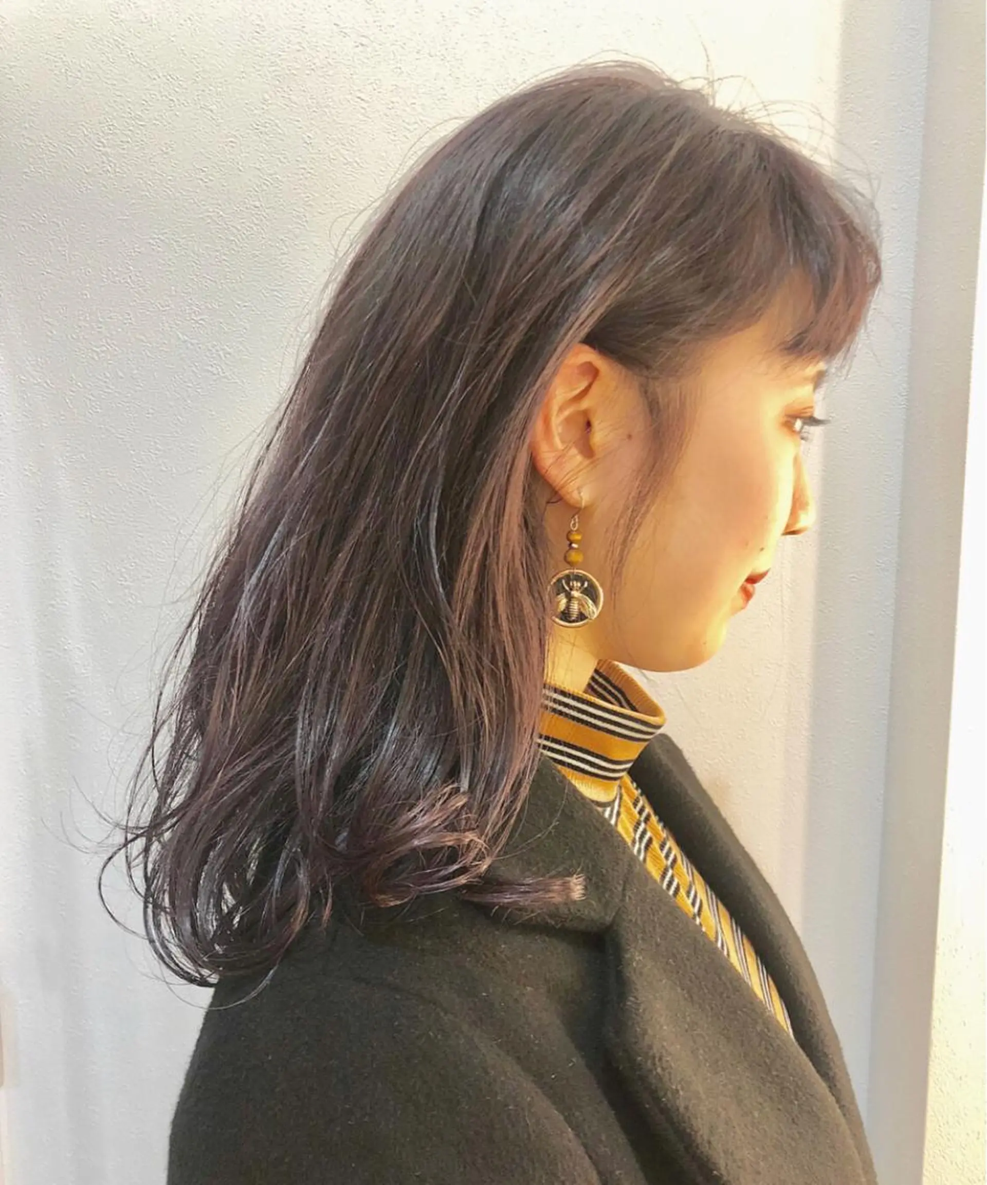 セミロング カラー アッシュ 透明感カラー ラベンダーカラー ラベンダーアッシュ カット ヘアカラー 岩田 萌那のヘアスタイル
