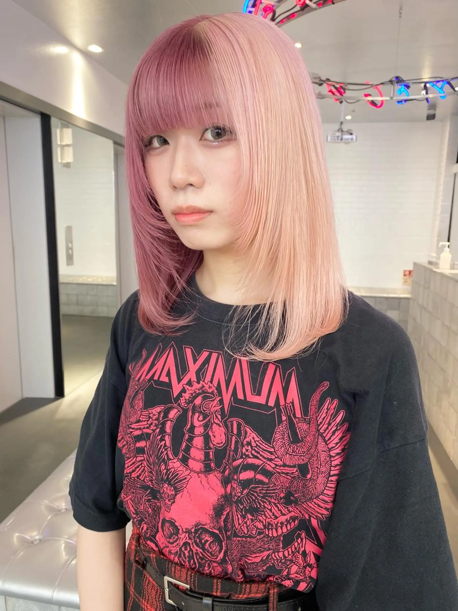 セミロング カラー ヘアアレンジ ピンクカラー ツートーンカラー ホワイトピンク ヘアカラー トリートメント 🎨ハイトーン/ 切りっぱなし みつきのヘアスタイル