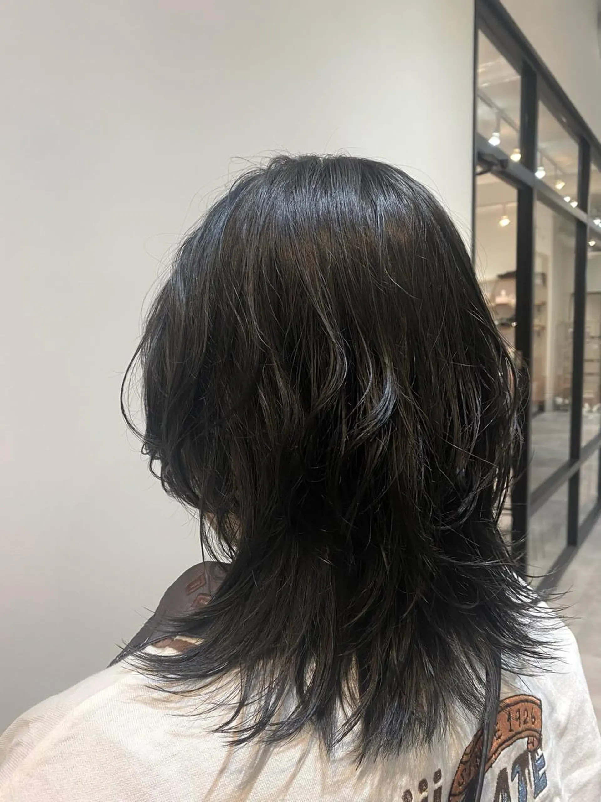 ミディアム カラー ミディアムパーマ バレイヤージュ 黒髪 ブリーチ ブルーカラー カット ヘアカラー トリートメント ♡オシャ髪♡AI ✂️newi町田のヘアスタイル