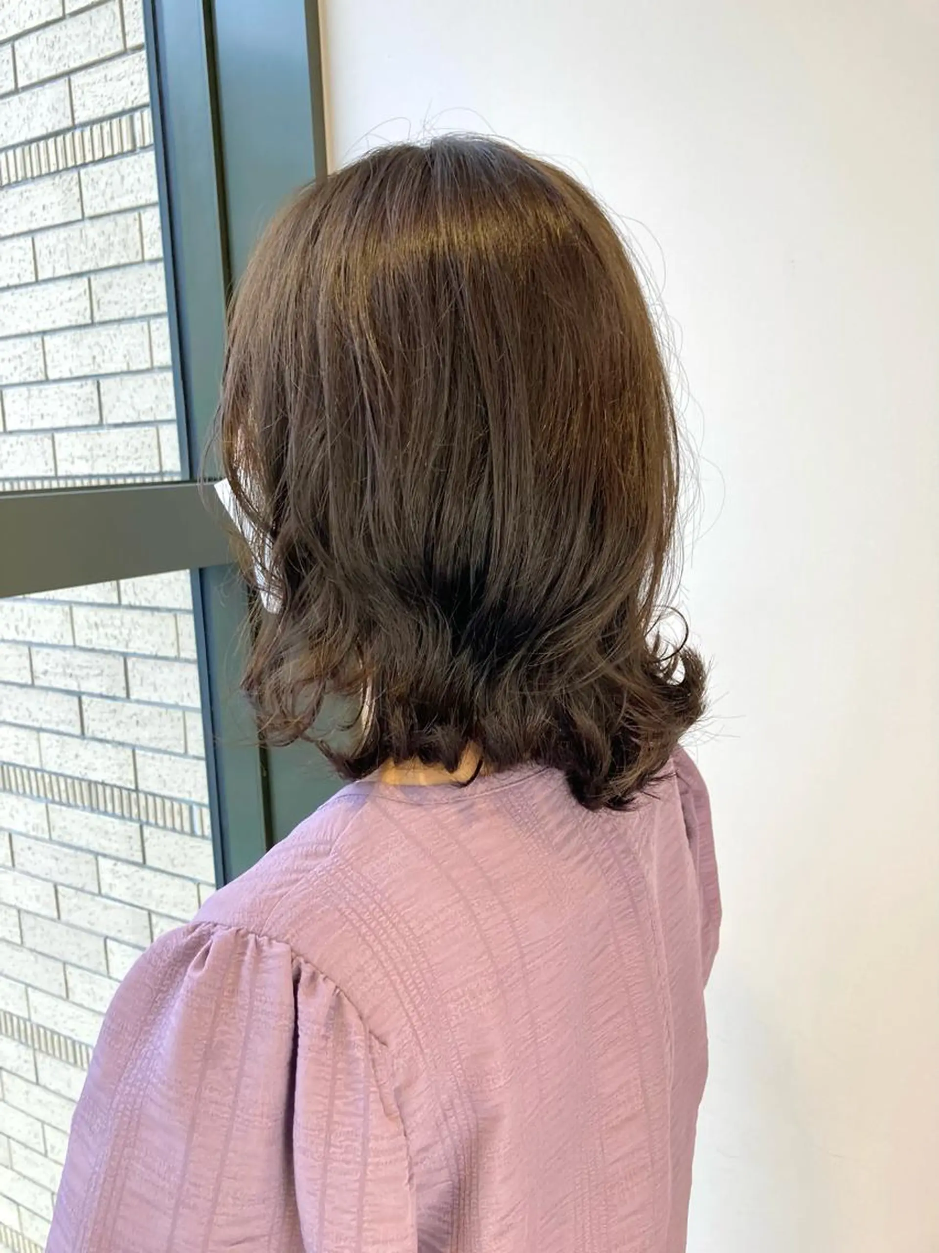 ミディアム カラー 小森 衣純のヘアスタイル