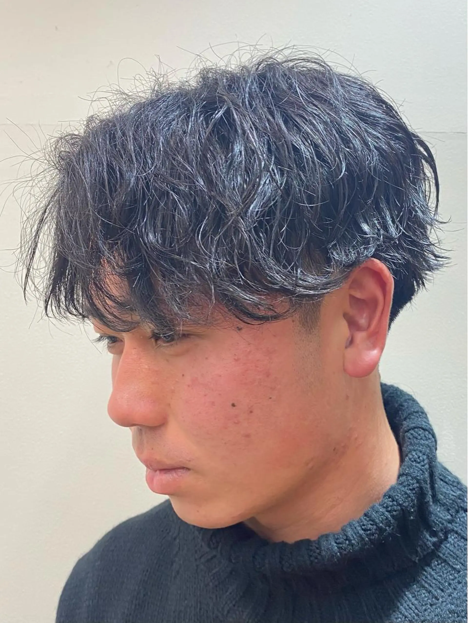 ショート パーマ メンズ メンズパーマ 波巻きパーマ カット パーマ 柏のセンターパート のプロ関口 柊太のヘアスタイル